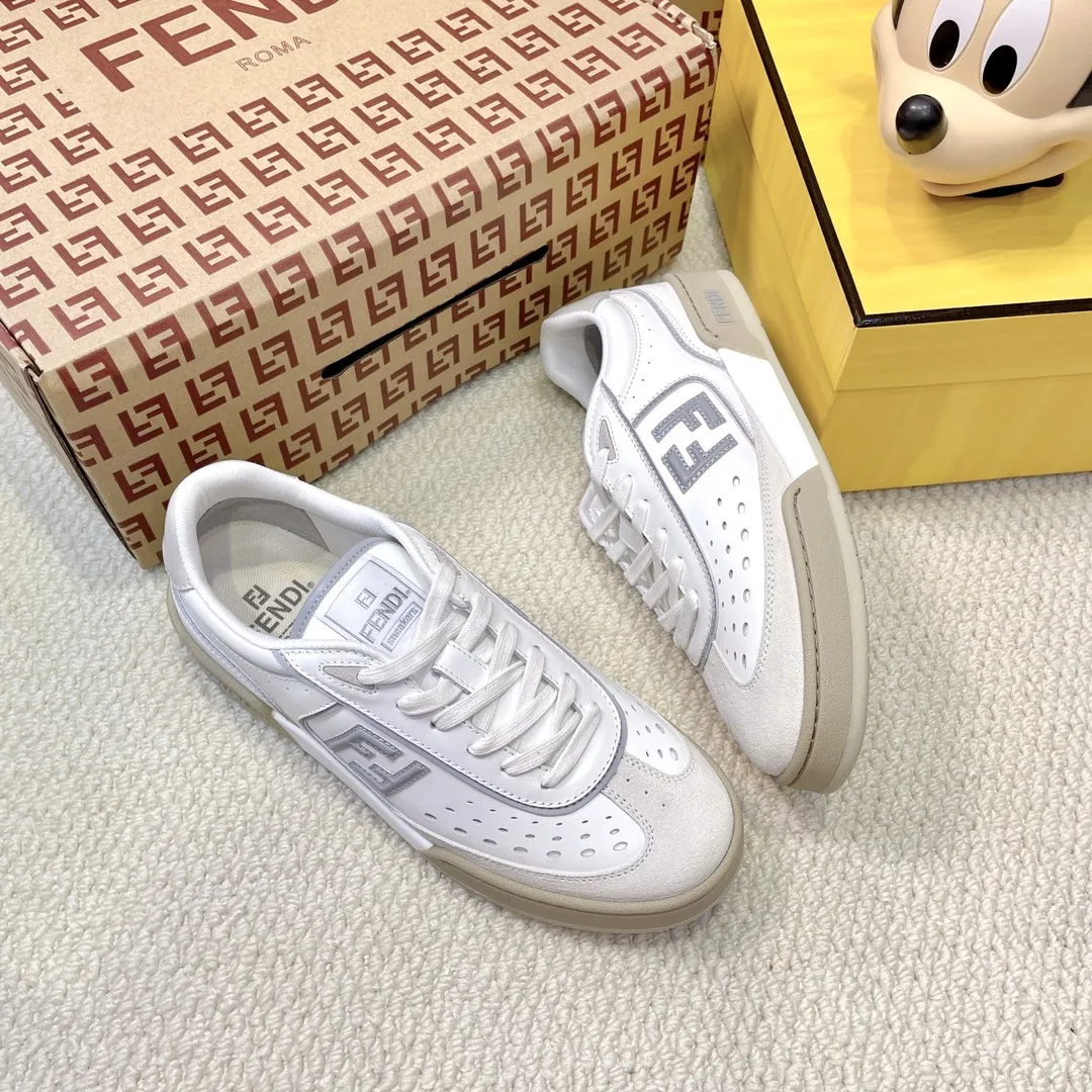 最新色系！💰320 最新版面 情侣款 Fendi芬迪2025新色系列板鞋休闲鞋 FD match 系带运动鞋 升级新款 拼接鞋面 新鲜血液注入加FF复古的设计 超好看百搭 鞋面牛皮面拼接组合 饰有小穿孔 侧面凸起的双F logo内里采用透气布里 轻便 舒适百搭 原版TPu大底 码数，女款35-40 / 男款39-44