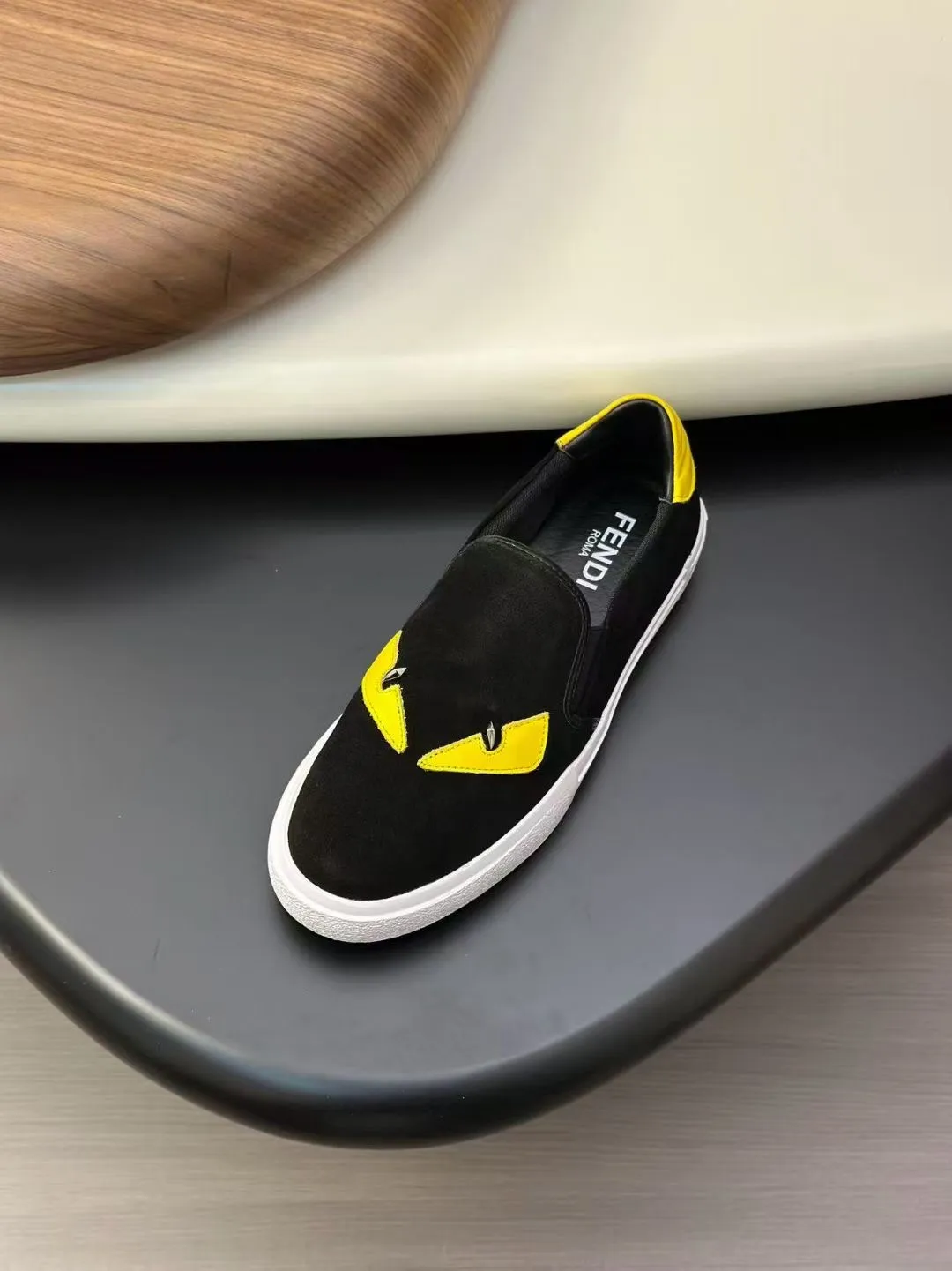 160💰 小怪兽 Fendi/芬迪25ss新款情侣款板鞋休闲运动鞋 FD match 原版购入 一比一复刻 设计师Kim Jones打造的首款运动鞋fendi match 和驴牌的Trainer篮球运动鞋 鞋面采用麂皮和皮革拼接组合 侧面凸起的双F 上脚超级柔软 轻便 舒适搭配卫衣 码数:男款38-45