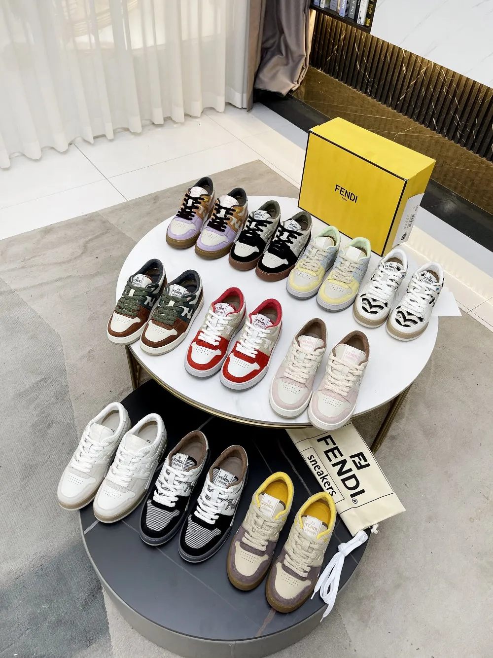 p270男款+10￥。Fendi芬迪2024新春王炸爆款🔥 众多💑明星同款 FD match 原版RMB7200购入 一比一复刻 设计师Kim Jones打造的首款运动鞋fendi match 和驴牌的Trainer篮球运动鞋，新鲜血液注入加FF复古的设计 兼具时尚与超高舒适度，[机智]谁没抢到谁后悔 【市场上很多鞋面配色不一、做工偷工减料的🙅我家的鞋面配色、工艺跟专柜正品绝对是一模一样💯欢迎对比👏👏】 🎯 材质：头层牛皮＋牛猄拼色 🎯 内里：原版毛巾里 🎯 垫脚：网布注塑成型垫 🎯 鞋底：请认准原版开模多色TPU大底（❌ 非橡胶底 ） 🎯 size ：女35-41 男38-45 🎯 包装：原版1:1配套高档包装🎁