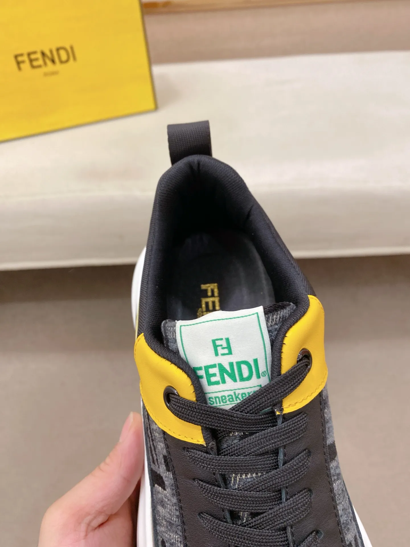 工厂价 231💰 （fendi芬迪） 新款👊🏻鞋面🇮🇹进口牛皮面料 🇩🇪内里进口羊皮内里 。原版大底开模，每一位男士的身份衬托，上脚大气稳重🚶🏻🚶🏻高端定制专柜原版复刻📯不管风吹雨打鞋楦不变，经得起时间的验证🔍️，🔵 码数：38-44