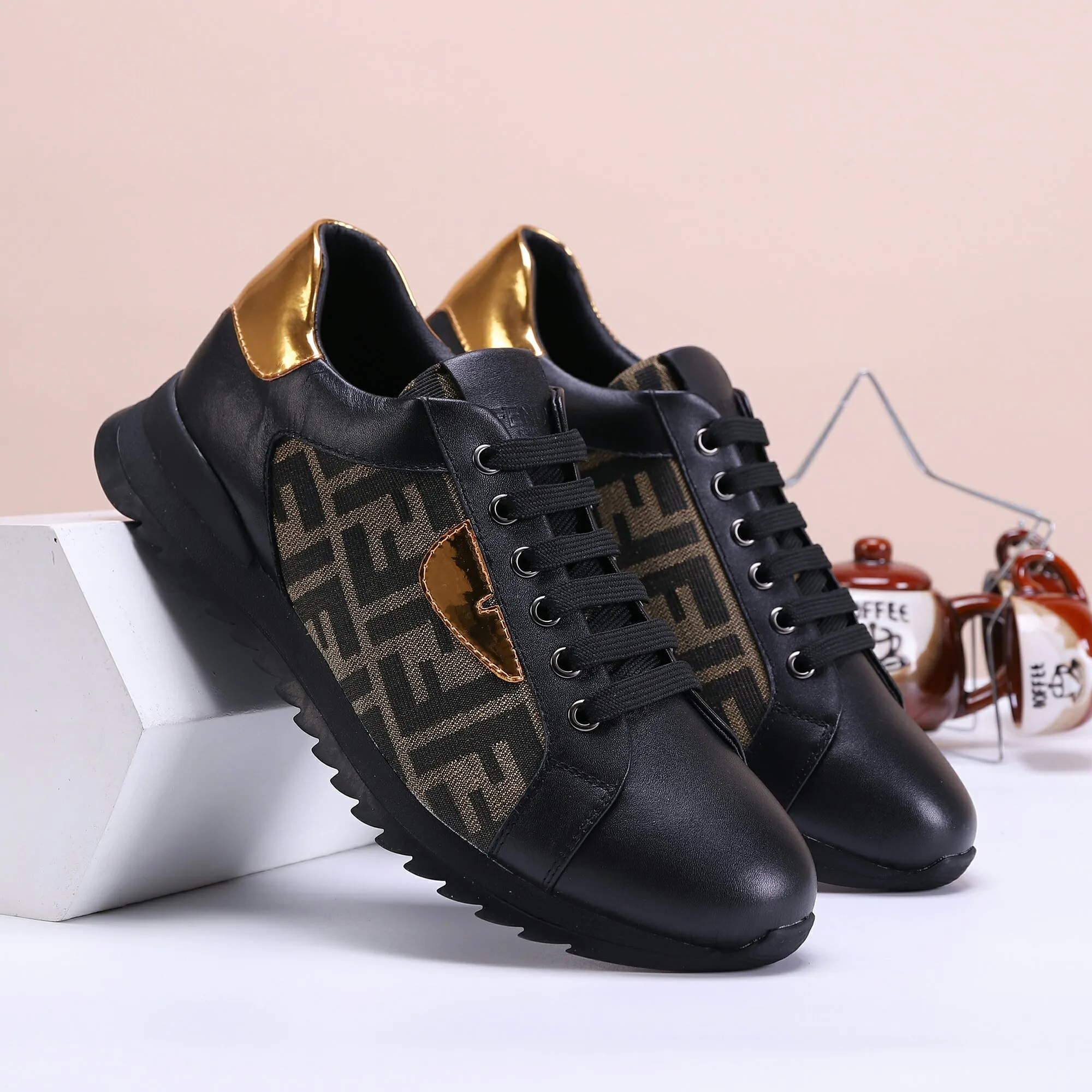 工厂批190💰全高档羊里 请认准高质量👍最新款FENDI芬迪👍 官网全球首发🔥 💋👟品牌芬迪 玫瑰](高端货) 💋👟级别：原版，[强] 💋👟材质：意大利原版头层色彩小牛皮配欧洲顶级羊皮内里👍 💋👟码数：38-45[胜利] 💋👟工艺：原版工艺[拳头] 💋👟颜色：二色 ，[爱心] 💋👟款式：最新款 🎉 💋👟供应：长期供货,永不继货[嘴唇]