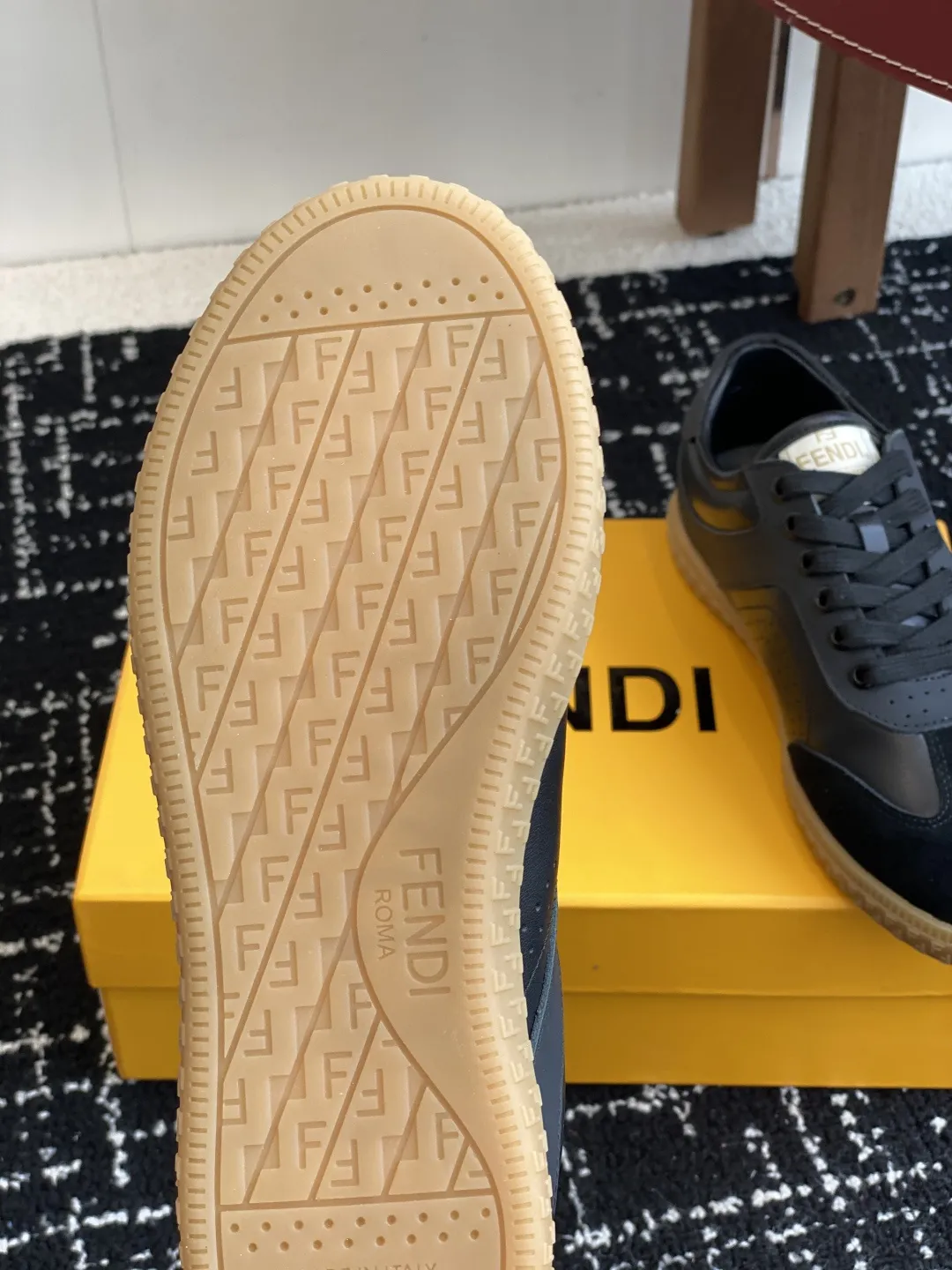 代购级💰250 Fendi芬迪 25ss 春夏新款 德训鞋 原版购入开发 做货 设计师Kim Jones打造的首款运动鞋fendi match 和LV驴牌的Trainer篮球运动鞋 鞋型差不多 添加了FF复古的设计 鞋面采用麂皮和皮革拼接组合 侧面凸起的双F logo内里采用毛巾绒里 上脚超级柔软 轻便 舒适搭配卫衣 少年感满满 鞋面：原版定制进口牛皮/牛仔布内里垫脚：进口定制羊皮 鞋底：橡胶大底 Size：#35-41（40 定做不退换）