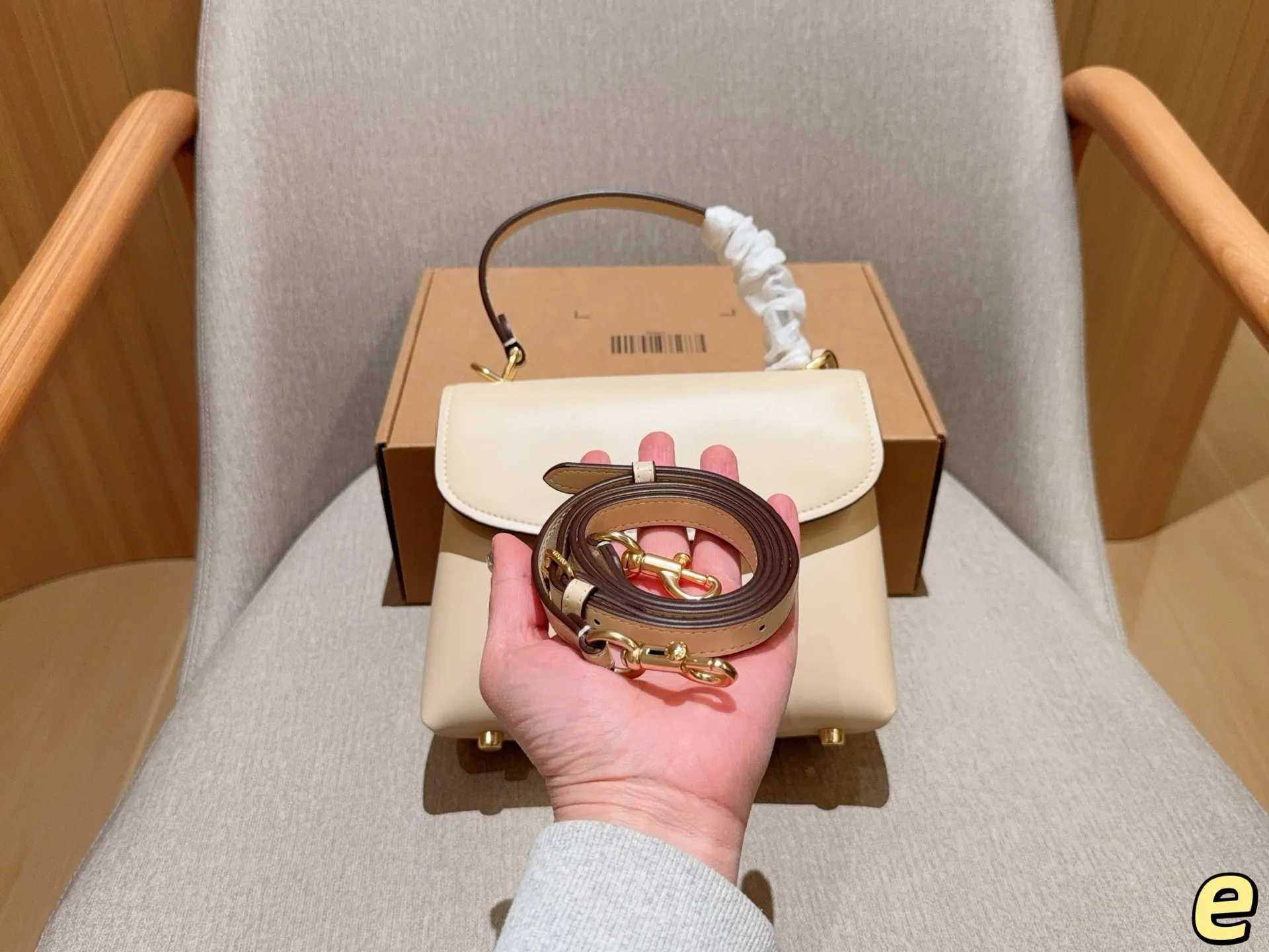 💰170 coach蔻驰 新款Emory手提包！翻盖暗锁设计配有长肩带，可手拎单肩斜挎！ 尺寸23&times;18&times;9 礼盒包装🎁