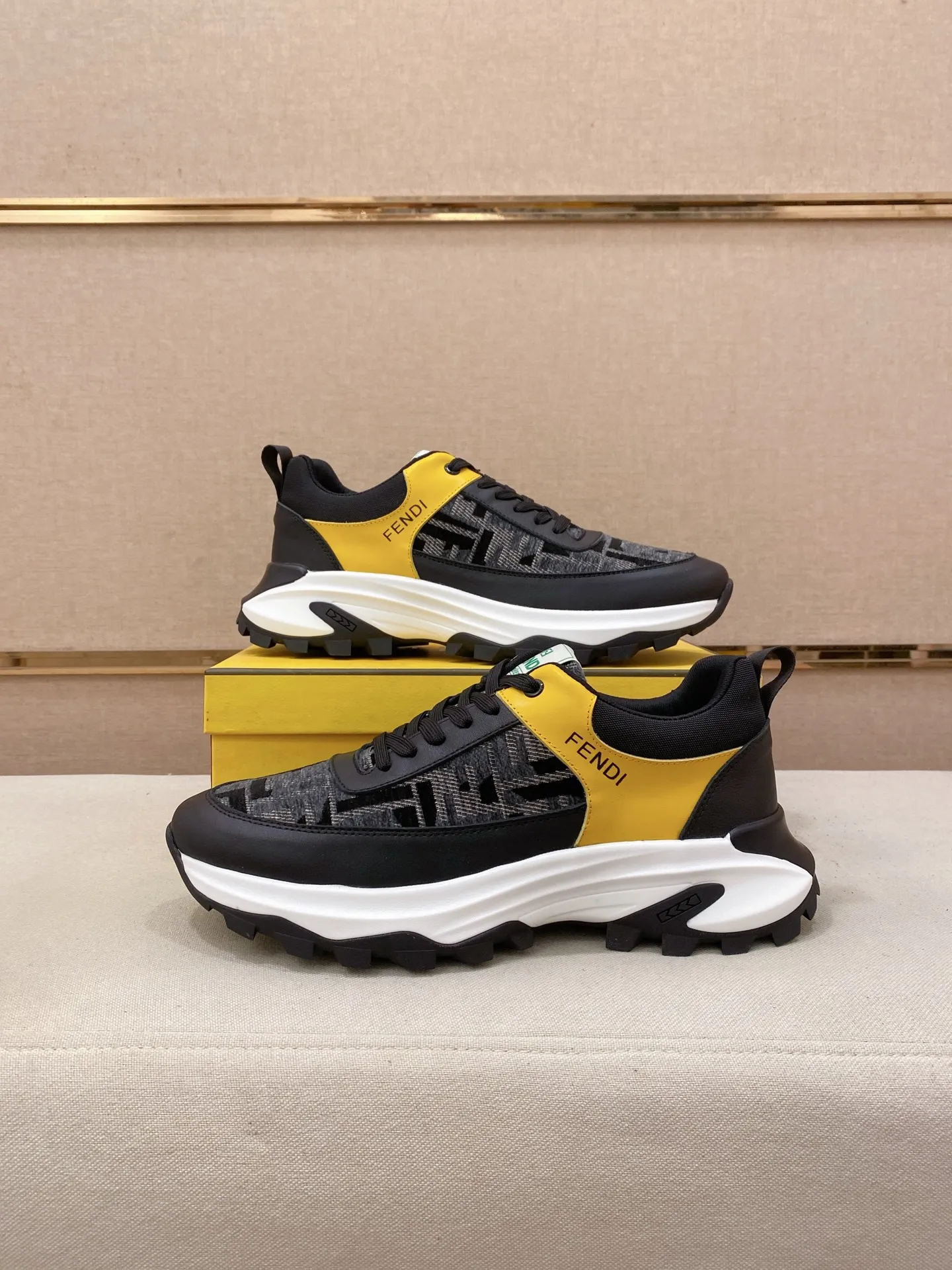 工厂价 231💰 (fendi芬迪) 新款👊🏻鞋面🇮🇹进口牛皮面料 🇩🇪内里进口羊皮内里 。原版大底开模,每一位男士的身份衬托,上脚大气稳重🚶🏻🚶🏻高端定制专柜原版复刻📯不管风吹雨打鞋楦不变,经得起时间的验证🔍️,🔵 码数:38-44