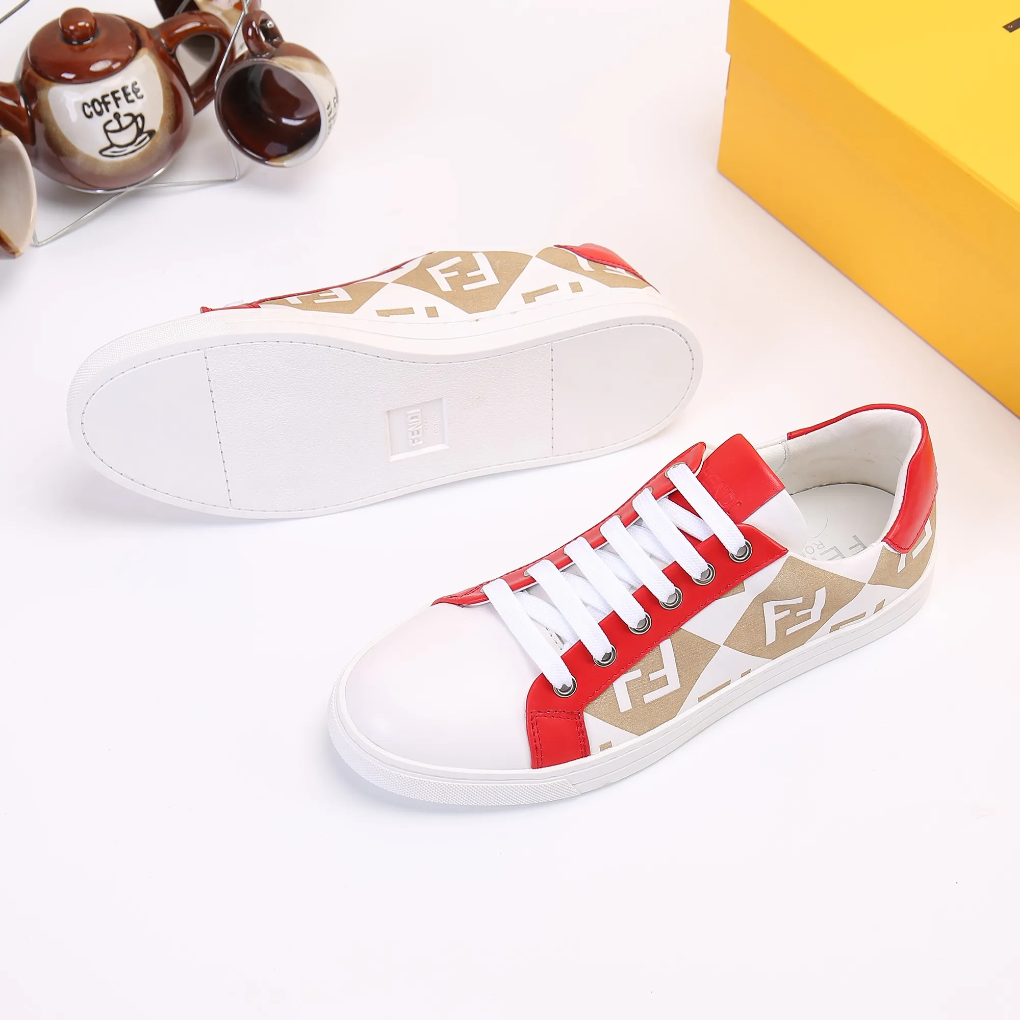 工厂批190💰全高档羊里 请认准高质量👍最新款FENDI芬迪👍 官网全球首发🔥 💋👟品牌芬迪 玫瑰](高端货) 💋👟级别：原版，[强] 💋👟材质：意大利原版头层色彩小牛皮配欧洲顶级羊皮内里👍 💋👟码数：38-45[胜利] 💋👟工艺：原版工艺[拳头] 💋👟颜色：二色 ，[爱心] 💋👟款式：最新款 🎉 💋👟供应：长期供货,永不继货[嘴唇]