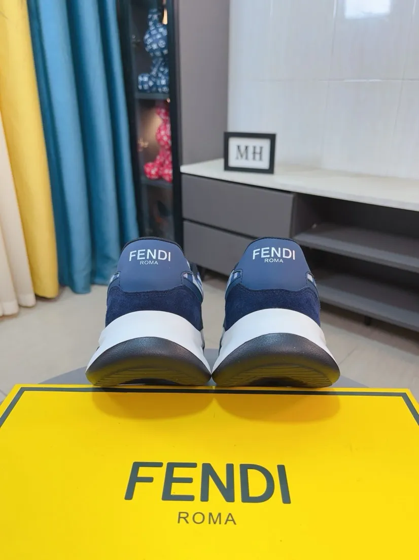 出厂价220🌹🌹【FENDI】爆卖款官网全球首发🔝男鞋高端品牌 官网最新款系列：鞋面采用进口牛皮搭配专供面料打造➕网布透气内里。让行走更加便捷舒适！与官方的质量相比美的1：1复刻。打造时尚个性衬托你的与众不同！潮男必备!经典款。男码：38-44。