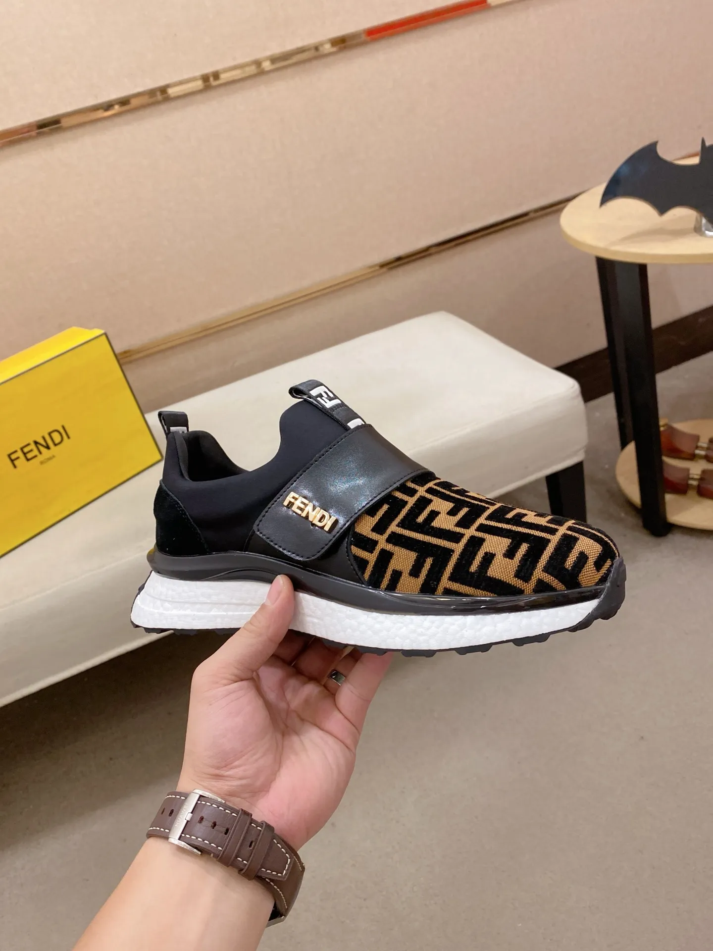 工厂价 231💰(fendi芬迪) 新款高帮👊🏻鞋面🇮🇹进口牛皮面料 🇩🇪内里进口透气网布内里 。原版大底开模,每一位男士的身份衬托,上脚大气稳重🚶🏻🚶🏻高端定制专柜原版复刻📯不管风吹雨打鞋楦不变,经得起时间的验证🔍️,🔵 码数:38-44