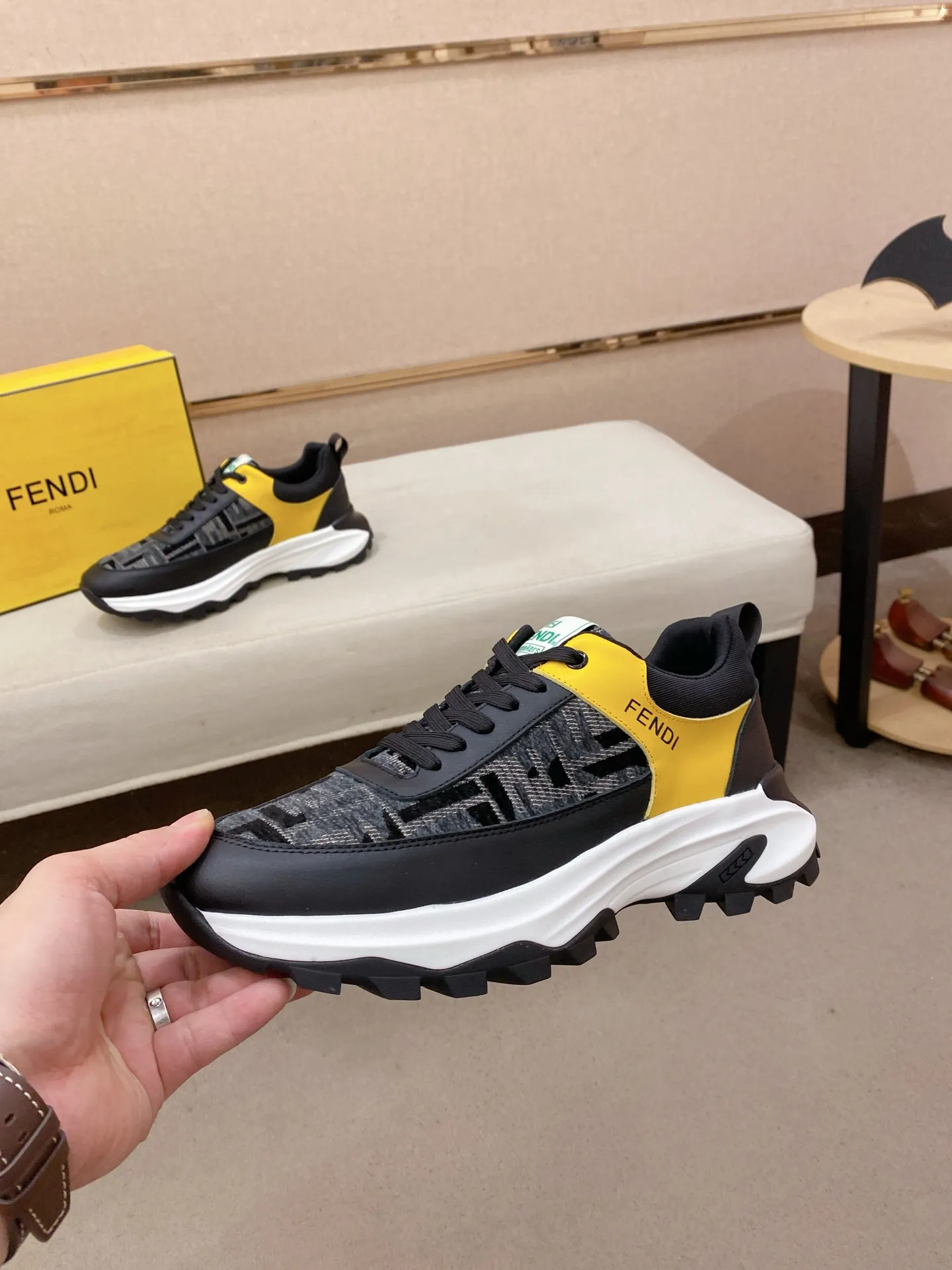 工厂价 231💰 （fendi芬迪） 新款👊🏻鞋面🇮🇹进口牛皮面料 🇩🇪内里进口羊皮内里 。原版大底开模，每一位男士的身份衬托，上脚大气稳重🚶🏻🚶🏻高端定制专柜原版复刻📯不管风吹雨打鞋楦不变，经得起时间的验证🔍️，🔵 码数：38-44