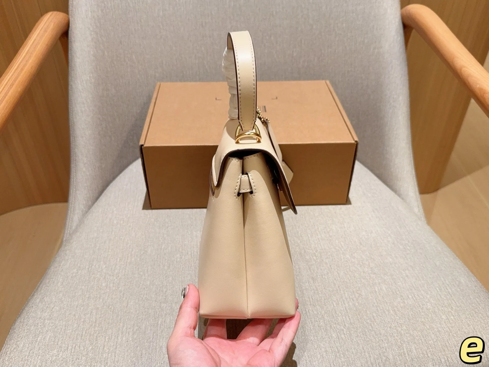 💰170 coach蔻驰 新款Emory手提包！翻盖暗锁设计配有长肩带，可手拎单肩斜挎！ 尺寸23&times;18&times;9 礼盒包装🎁