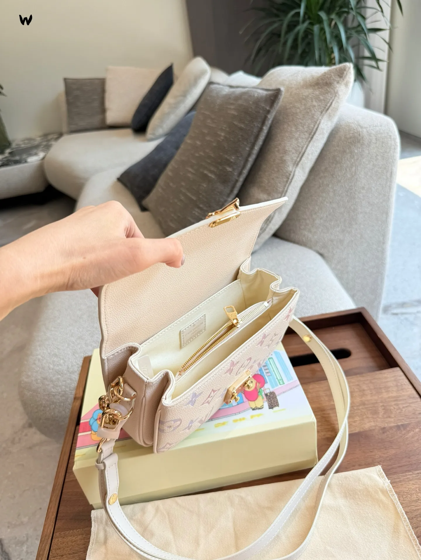 彩虹炫彩系列p200 LV，那可是时尚界响当当的名字，它家的包包就像拥有魔法一样，让人欲罢不能盘。每一款LV包包都凝聚着精湛工艺与独特设计，从经典的Monogram图案，到各种别出心裁的创意款式，简直是时尚宝藏库。 经典的邮差系列，小巧玲珑又实用百搭，无论是日常出街还是短途旅行，往身上一背，瞬间提升气质，走路都带风