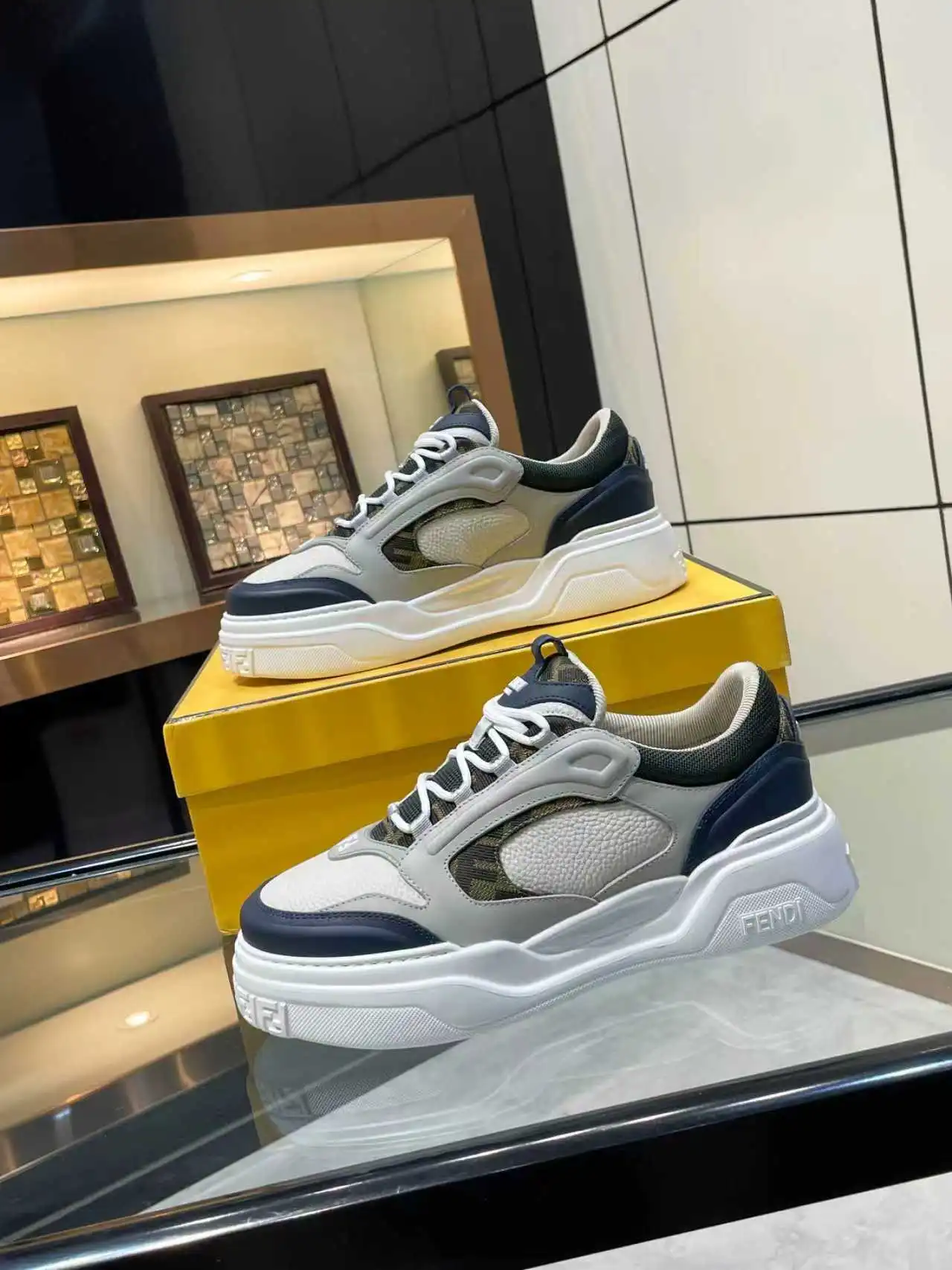 P320顶级版本高端品质 【 FENDI】芬迪🔍🔍🔍休闲运动鞋 -鞋面：🔝纳帕小牛皮、荔纹小牛皮、鞋舌.后跟；注塑品牌logo塑胶模块 -内里：品牌帆布 -大底：超轻TPR发泡&middot;橡胶；成型大底 -超高品控&middot;做工精细：凸显(高端&middot;贵气&middot;档次) -Size ：39-44（38，45，可订做）