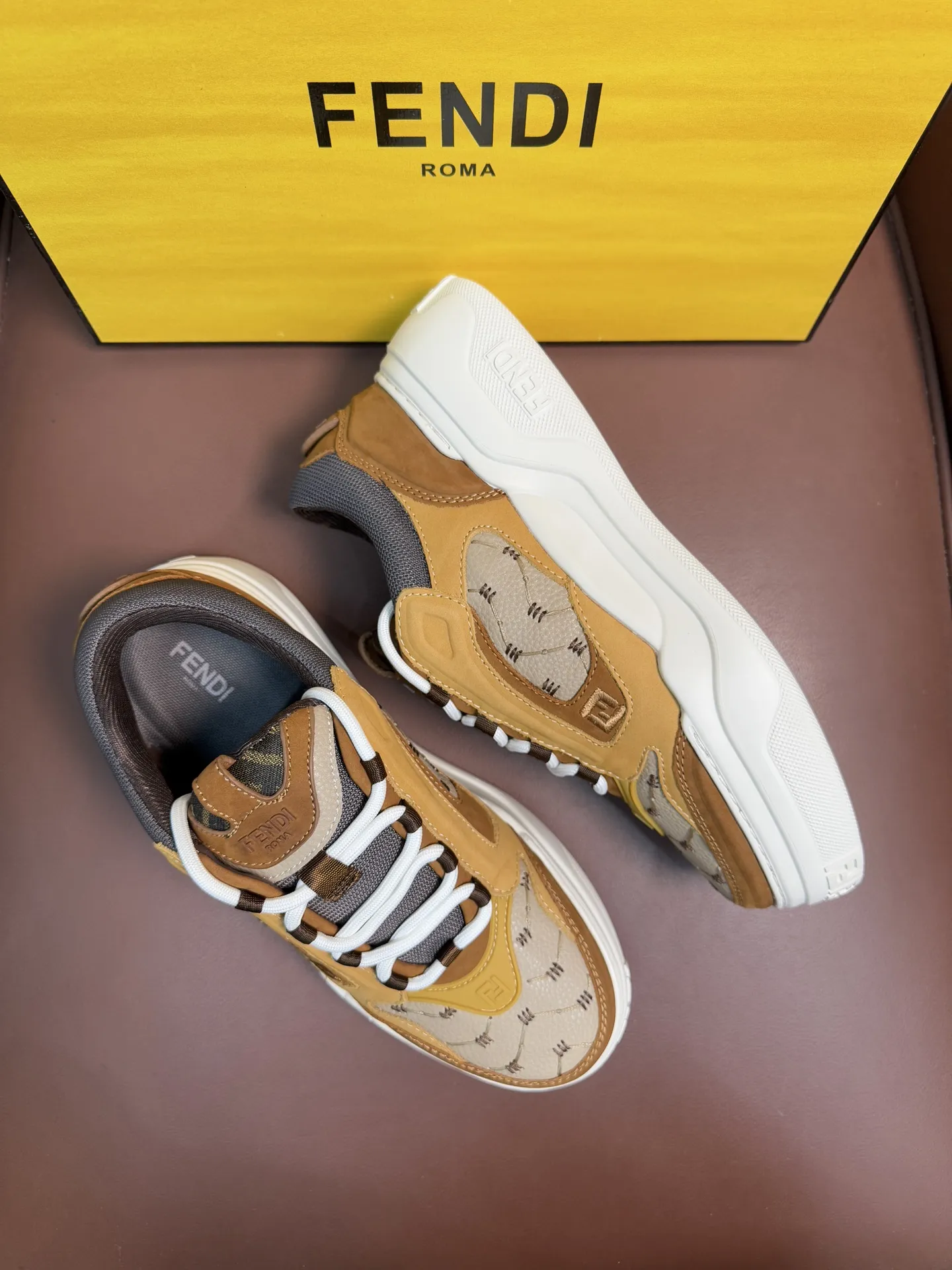 💰400【FENDI】芬迪 -高端品质 原单QQQ休闲运动鞋 -鞋面： 細纳帕小牛皮、荔纹小牛皮、鞋舌 后跟；注塑品牌logo塑胶模 -内里：品牌帆布 -大底：超轻TPR发泡&bull;橡胶；成型大底 -超高品控&bull;做工精细：凸显（高端&bull;贵气&bull;档次） -Size:39-44（38，45，可订做）