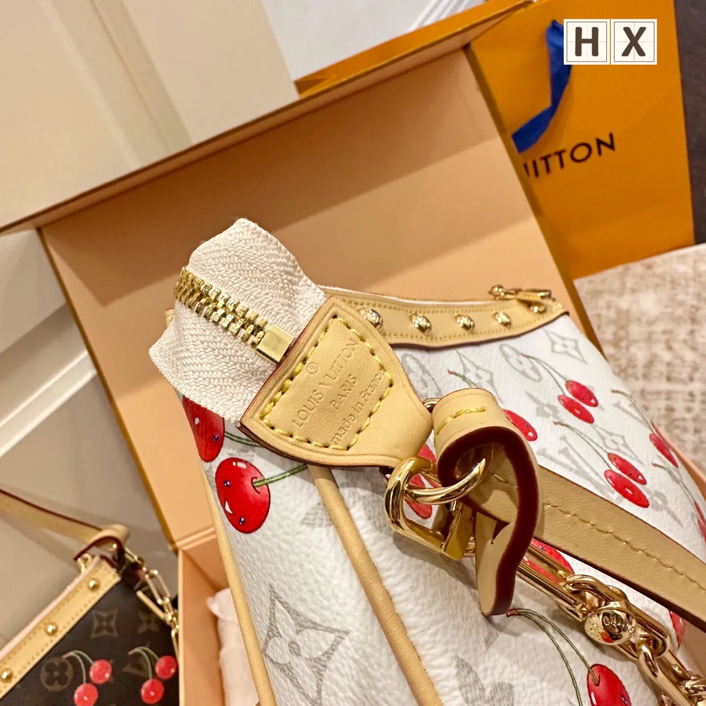 ￼P160 官网双盒包装 LV x 村上隆｜Pochette 麻将🍒 Pochette Accessoires 手袋加入路易威登&times;村上隆复刻系列。 Monogram 丹宁布烘托樱桃图案刺绣的明丽气息，诠释该日本艺术家的玩趣美学理念。 皮革饰边的饰钉元素和莹泽金属件丰富细节 size:21.5x4.5x13cm