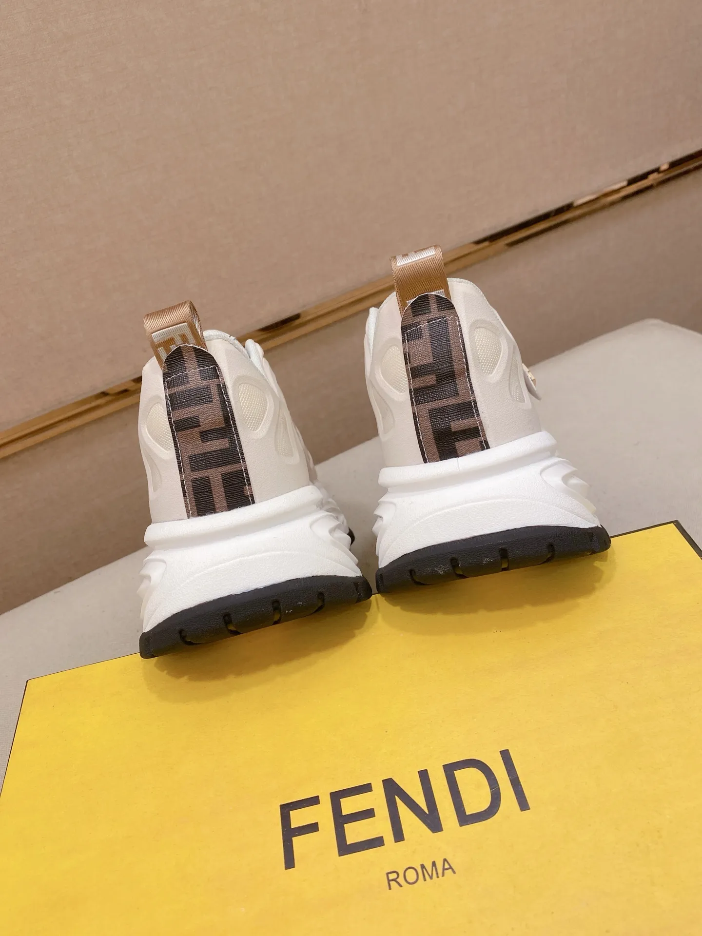 工厂价 231💰（fendi芬迪） 新款高帮👊🏻鞋面🇮🇹进口牛皮面料 🇩🇪内里进口透气网布内里 。原版大底开模，每一位男士的身份衬托，上脚大气稳重🚶🏻🚶🏻高端定制专柜原版复刻📯不管风吹雨打鞋楦不变，经得起时间的验证🔍️，🔵 码数：38-44