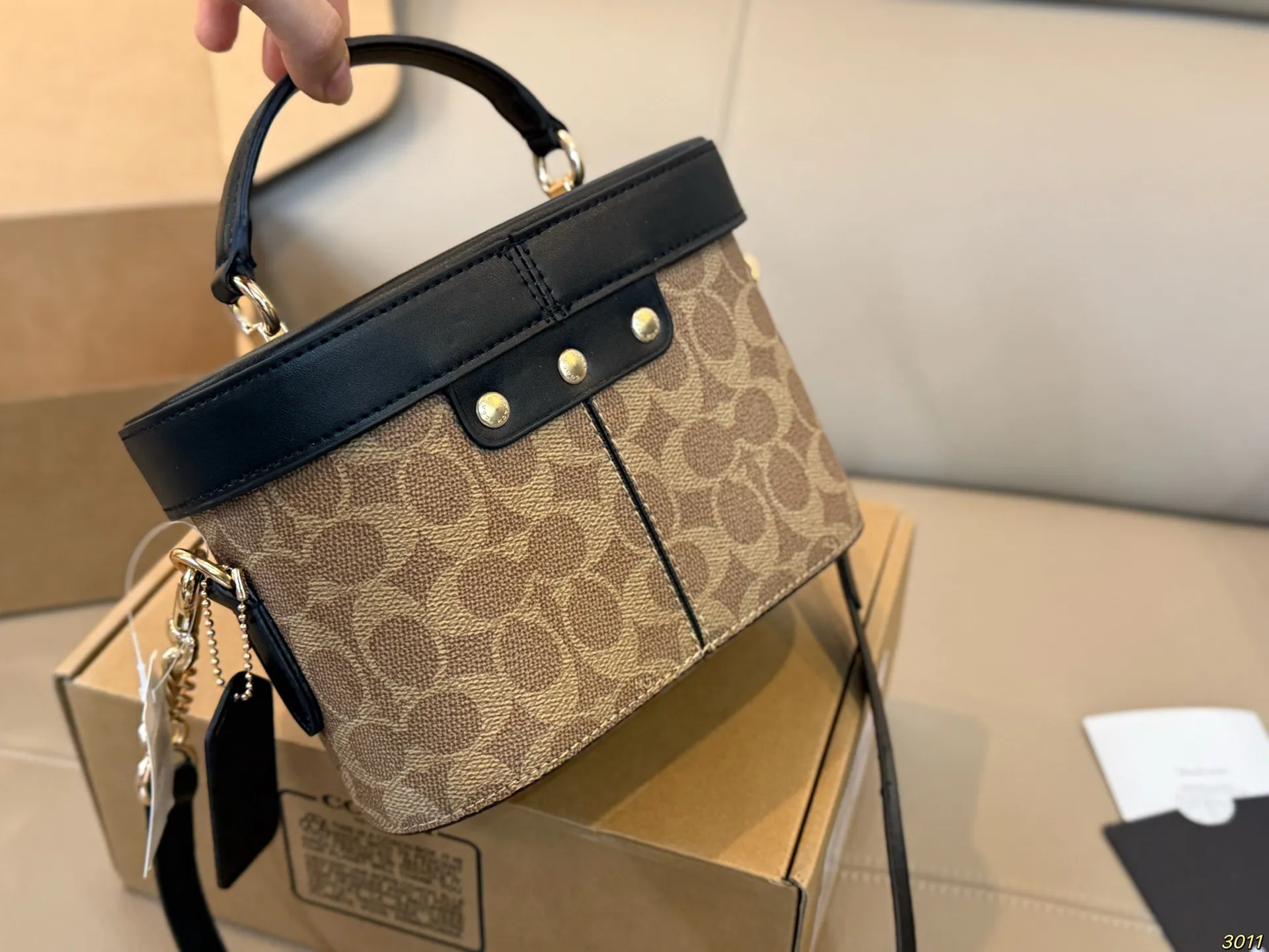 &yen;155飞机盒 COACH蔻驰原单小箱子～化妆箱 复古系列-百搭神器 原单面料 皮质超级柔软 手感超好 大容量 颜色刚刚好 又精致尺寸：19 14