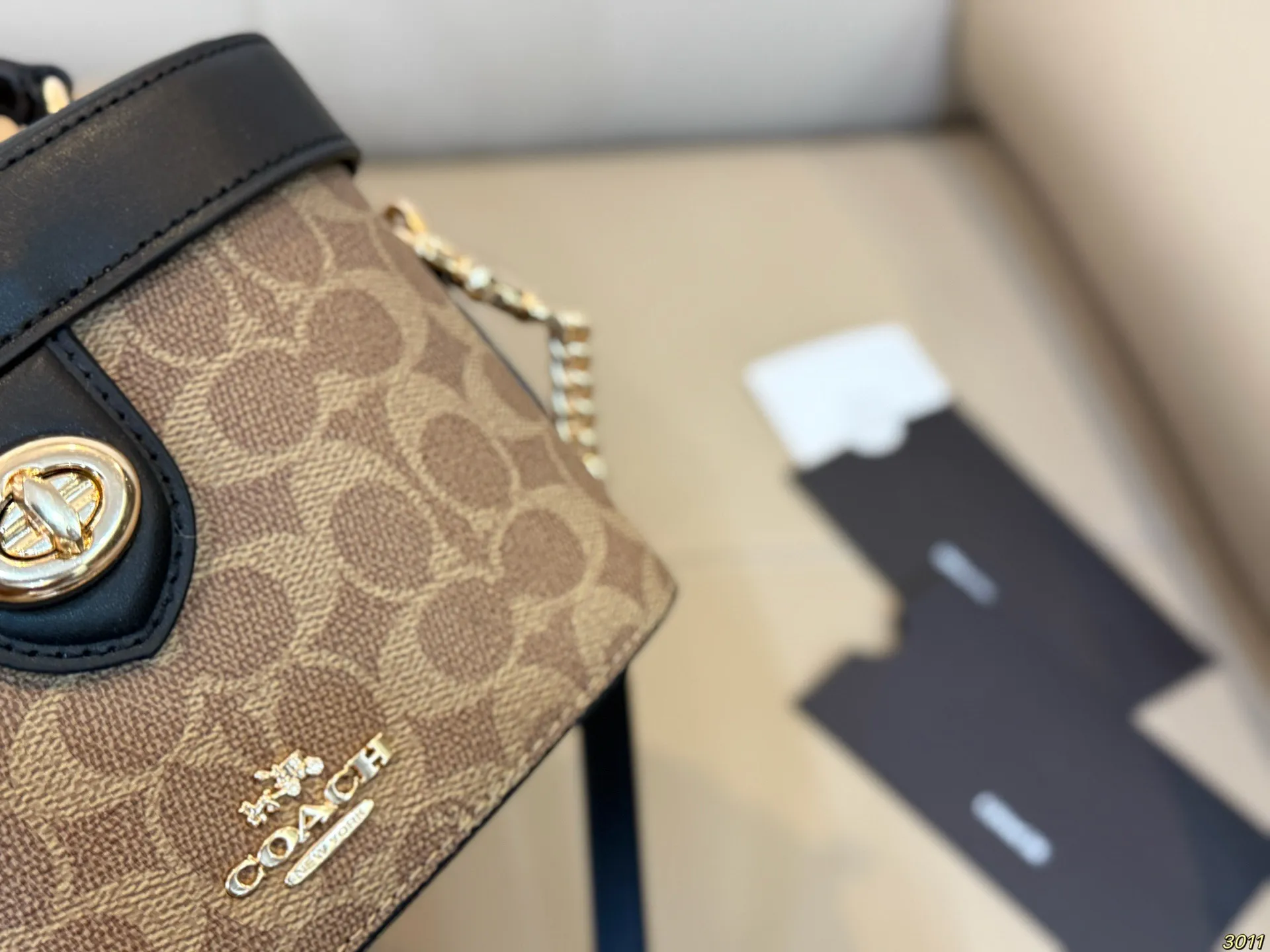 ¥155飞机盒 COACH蔻驰原单小箱子~化妆箱 复古系列-百搭神器 原单面料 皮质超级柔软 手感超好 大容量 颜色刚刚好 又精致尺寸:19 14