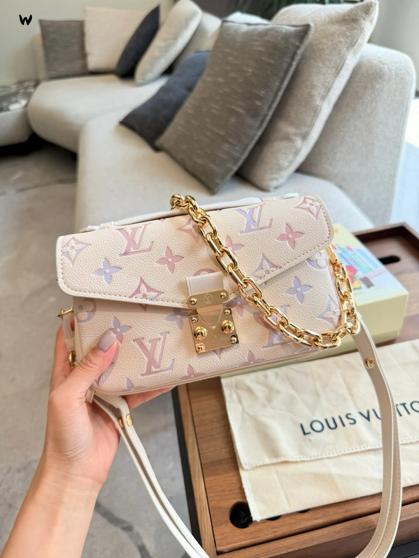 彩虹炫彩系列p200 LV，那可是时尚界响当当的名字，它家的包包就像拥有魔法一样，让人欲罢不能盘。每一款LV包包都凝聚着精湛工艺与独特设计，从经典的Monogram图案，到各种别出心裁的创意款式，简直是时尚宝藏库。 经典的邮差系列，小巧玲珑又实用百搭，无论是日常出街还是短途旅行，往身上一背，瞬间提升气质，走路都带风