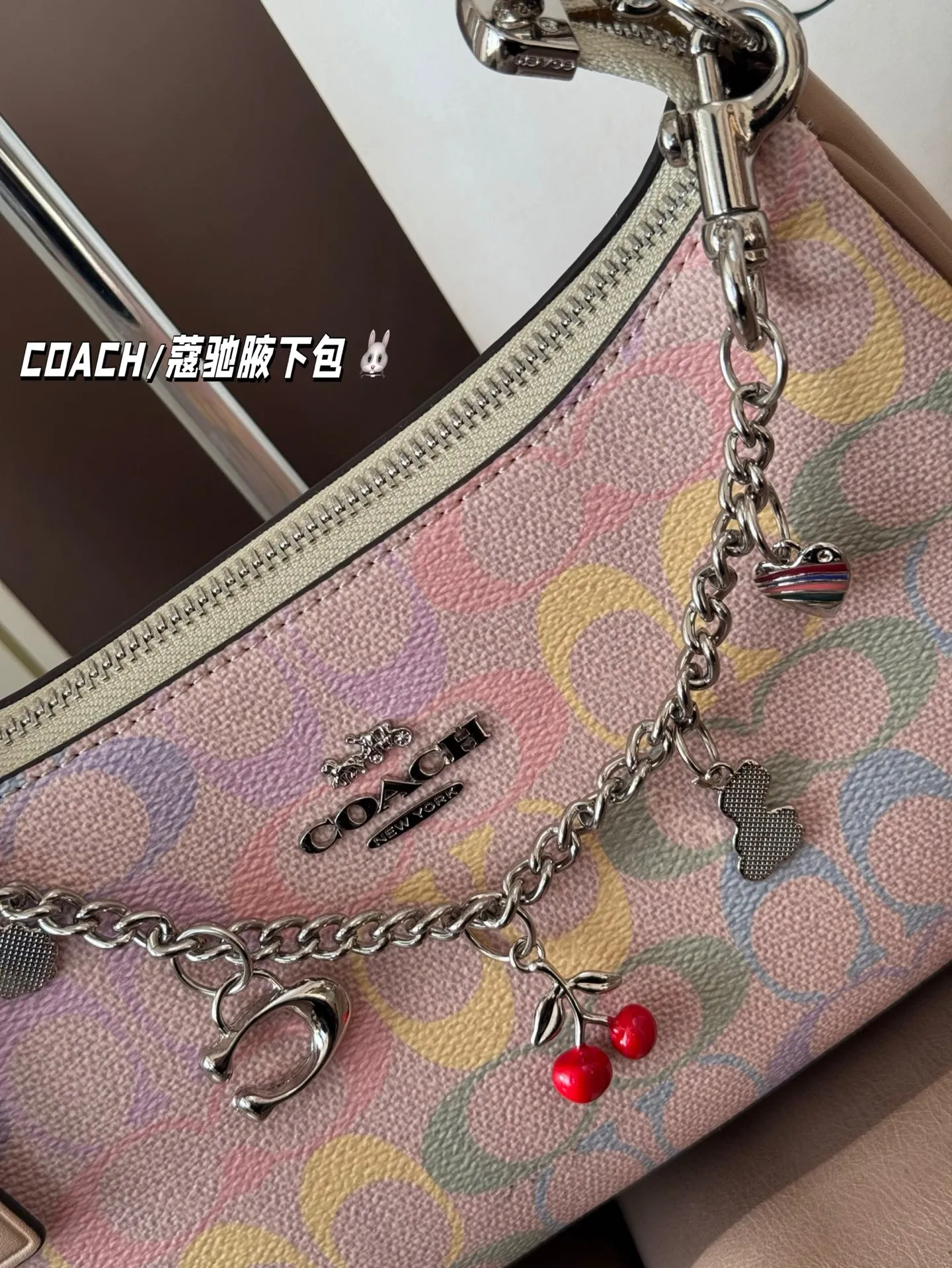 P155 配礼盒 COACH/蔻驰腋下包 单肩包斜挎包手提包购物袋 容量非常可，很实用的一款尺寸25*13