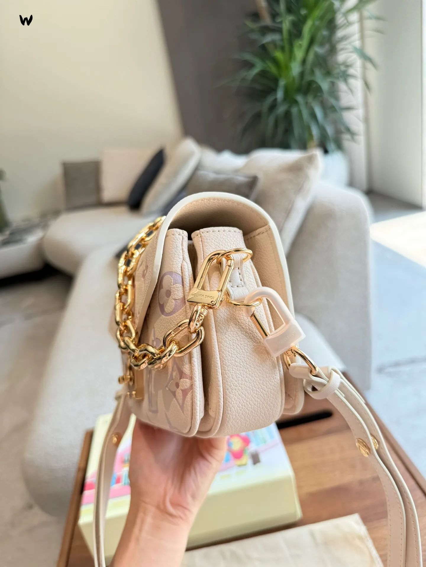 彩虹炫彩系列p200 LV,那可是时尚界响当当的名字,它家的包包就像拥有魔法一样,让人欲罢不能盘。每一款LV包包都凝聚着精湛工艺与独特设计,从经典的Monogram图案,到各种别出心裁的创意款式,简直是时尚宝藏库。 经典的邮差系列,小巧玲珑又实用百搭,无论是日常出街还是短途旅行,往身上一背,瞬间提升气质,走路都带风