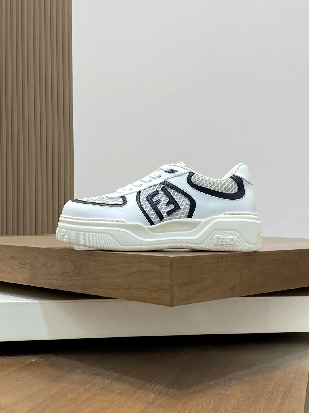 💰430【 FENDI】芬迪 -高端品质 原单🔍🔍🔍休闲运动鞋 -鞋面：🔝纳帕小牛皮拼接透气网面 注塑品牌logo塑胶模块 -内里：品牌帆布 -大底：超轻TPR发泡&middot;橡胶；成型大底 -超高品控&middot;做工精细：凸显(高端&middot;贵气&middot;档次) -Size ：39-44（38，45，可订做)