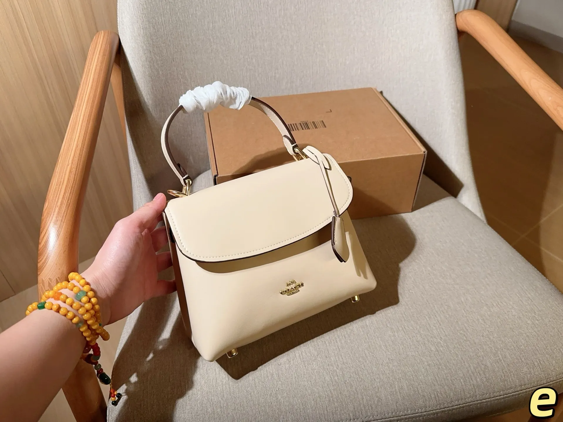 💰170 coach蔻驰 新款Emory手提包!翻盖暗锁设计配有长肩带,可手拎单肩斜挎! 尺寸23×18×9 礼盒包装🎁