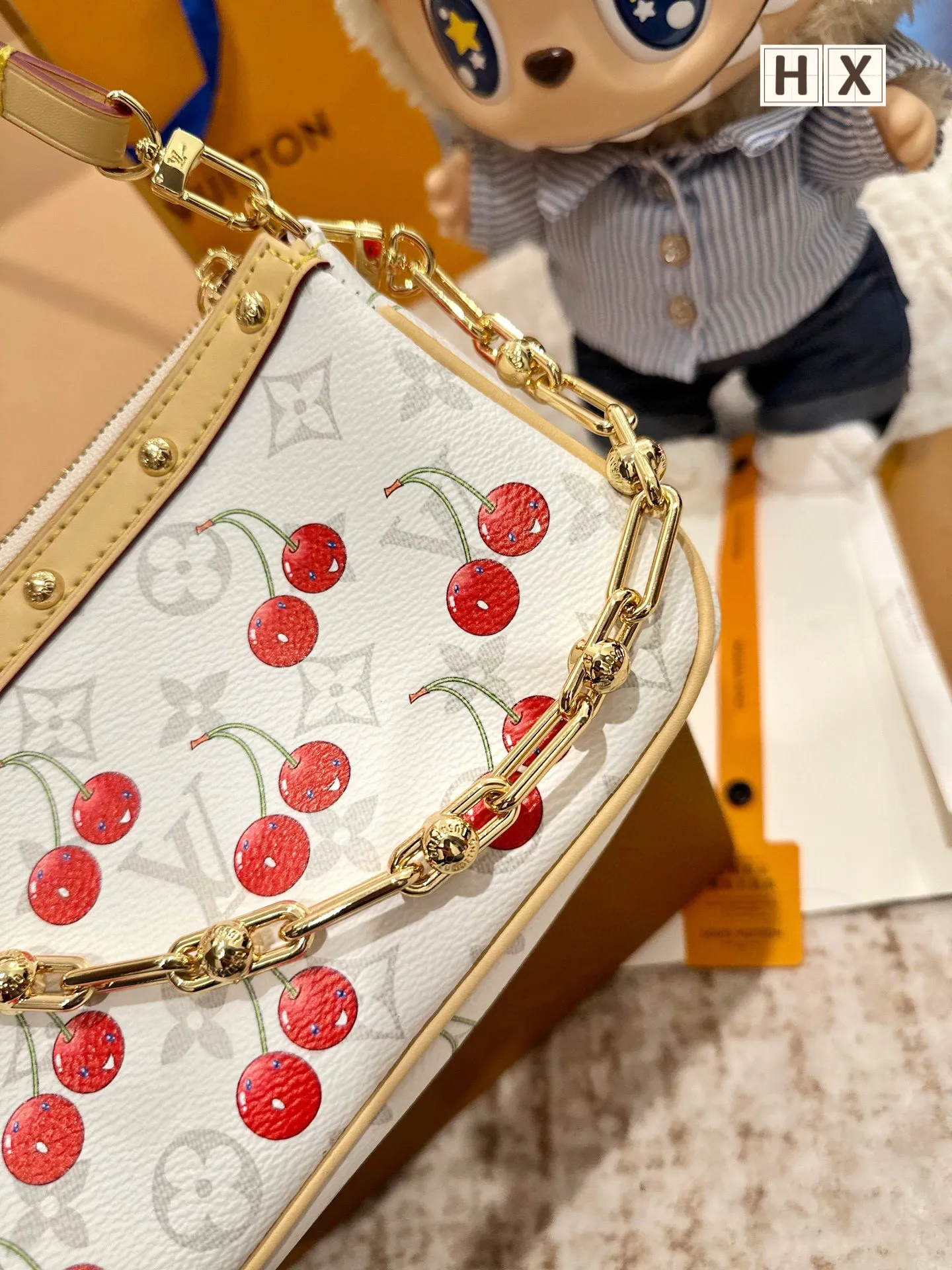 P160 官网双盒包装 LV x 村上隆|Pochette 麻将🍒 Pochette Accessoires 手袋加入路易威登×村上隆复刻系列。 Monogram 丹宁布烘托樱桃图案刺绣的明丽气息,诠释该日本艺术家的玩趣美学理念。 皮革饰边的饰钉元素和莹泽金属件丰富细节 size:21.5x4.5x13cm