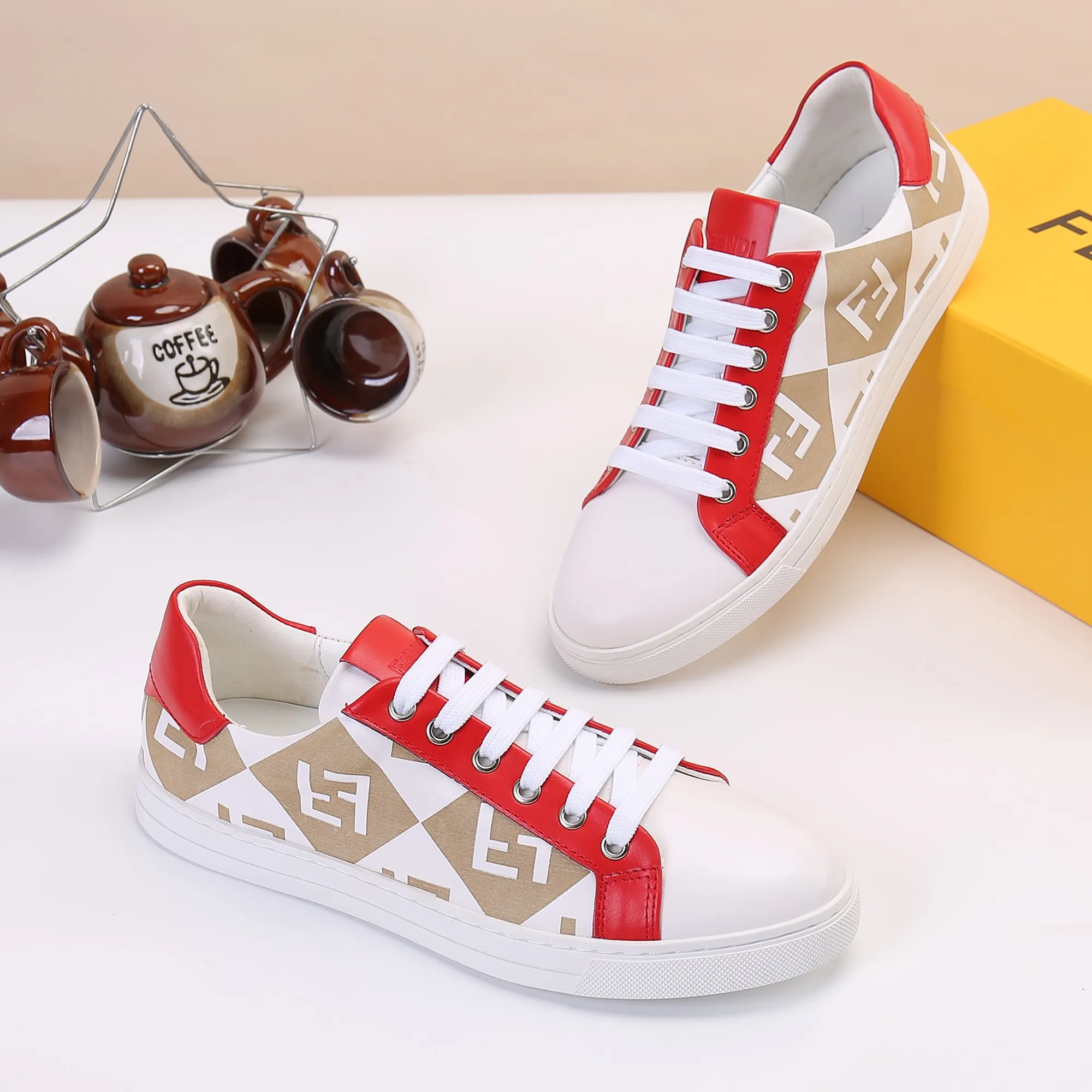 工厂批190💰全高档羊里 请认准高质量👍最新款FENDI芬迪👍 官网全球首发🔥 💋👟品牌芬迪 玫瑰](高端货) 💋👟级别：原版，[强] 💋👟材质：意大利原版头层色彩小牛皮配欧洲顶级羊皮内里👍 💋👟码数：38-45[胜利] 💋👟工艺：原版工艺[拳头] 💋👟颜色：二色 ，[爱心] 💋👟款式：最新款 🎉 💋👟供应：长期供货,永不继货[嘴唇]