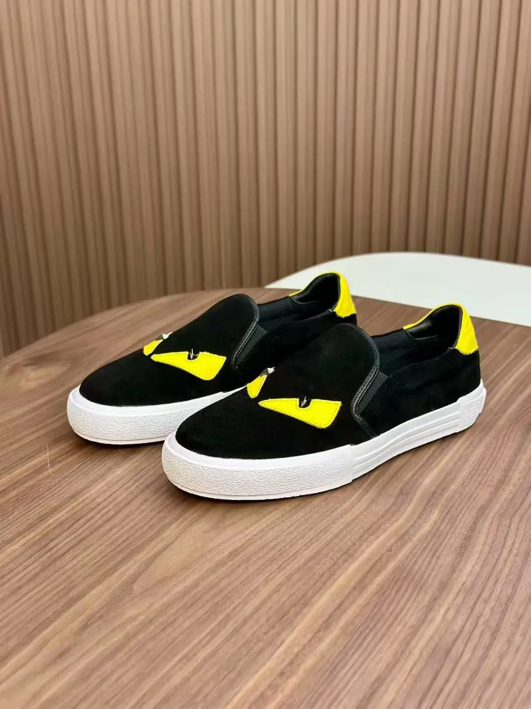 160💰 小怪兽 Fendi/芬迪25ss新款情侣款板鞋休闲运动鞋 FD match 原版购入 一比一复刻 设计师Kim Jones打造的首款运动鞋fendi match 和驴牌的Trainer篮球运动鞋 鞋面采用麂皮和皮革拼接组合 侧面凸起的双F 上脚超级柔软 轻便 舒适搭配卫衣 码数:男款38-45