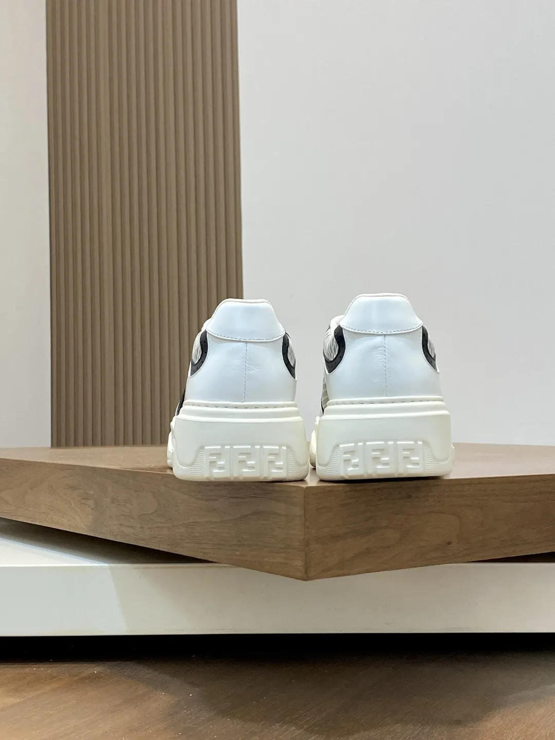 💰430【 FENDI】芬迪 -高端品质 原单🔍🔍🔍休闲运动鞋 -鞋面:🔝纳帕小牛皮拼接透气网面 注塑品牌logo塑胶模块 -内里:品牌帆布 -大底:超轻TPR发泡·橡胶;成型大底 -超高品控·做工精细:凸显(高端·贵气·档次) -Size :39-44(38,45,可订做)