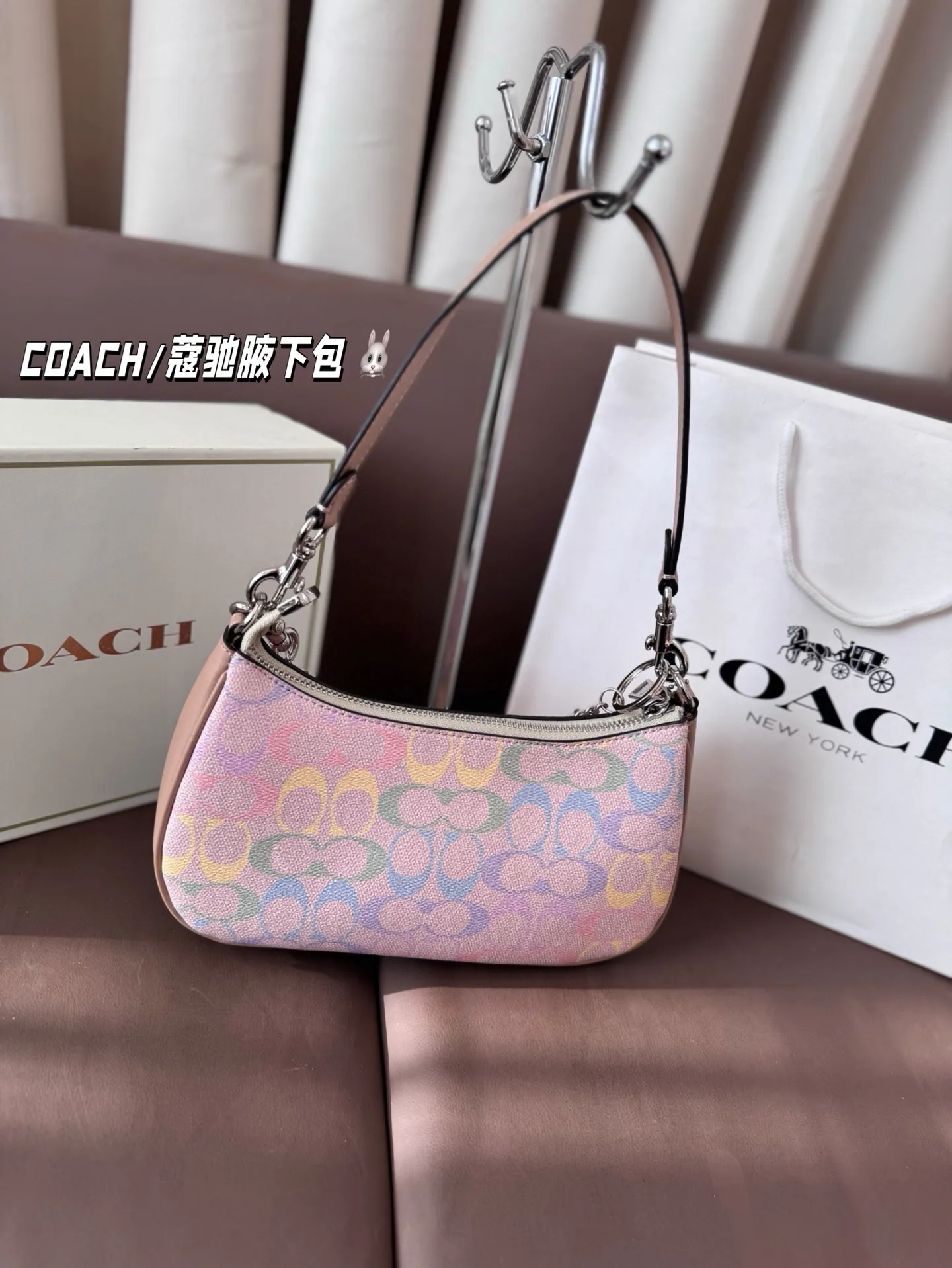 P155 配礼盒 COACH/蔻驰腋下包 单肩包斜挎包手提包购物袋 容量非常可,很实用的一款尺寸25*13