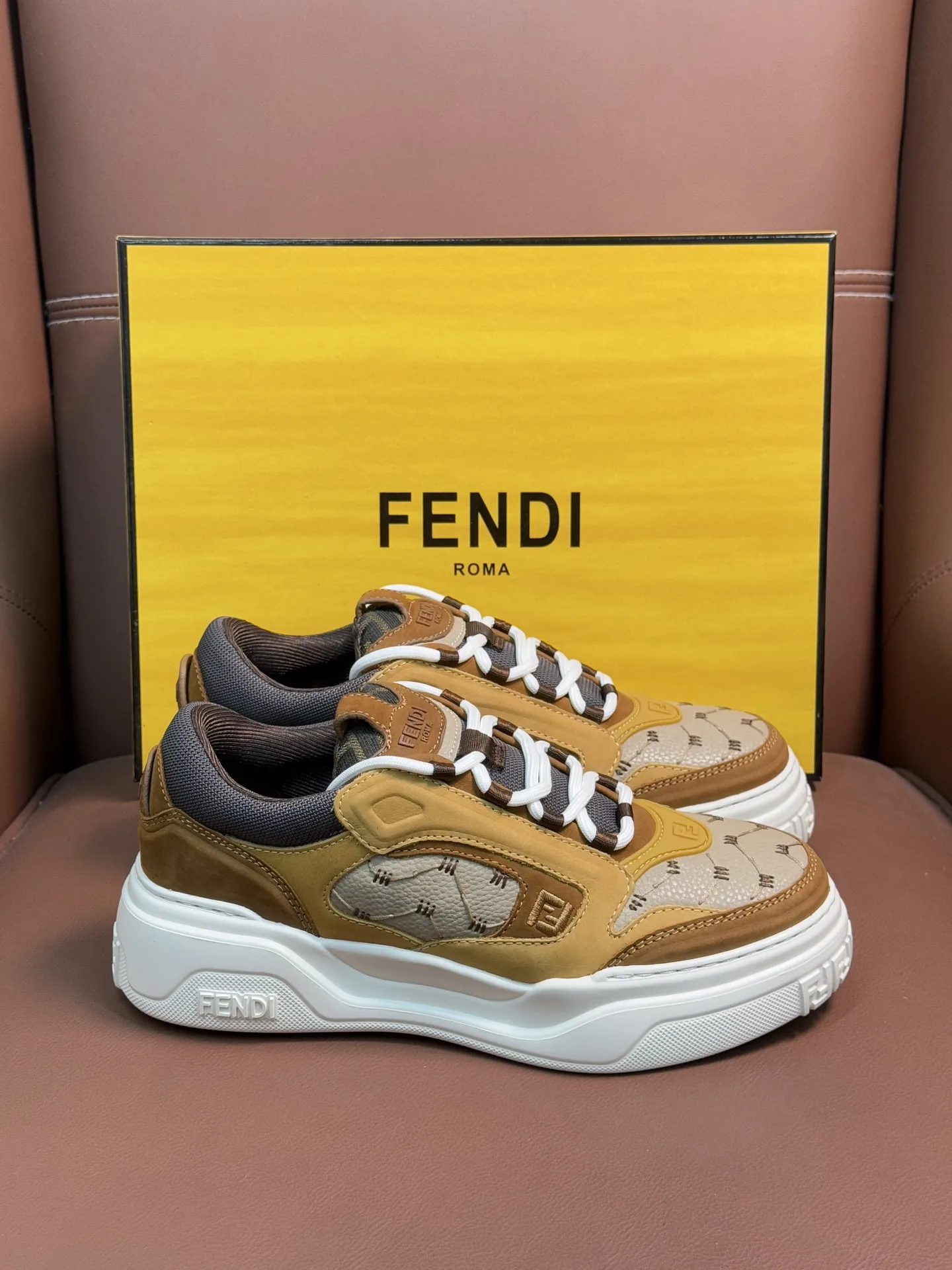 💰400【FENDI】芬迪 -高端品质 原单QQQ休闲运动鞋 -鞋面: 細纳帕小牛皮、荔纹小牛皮、鞋舌 后跟;注塑品牌logo塑胶模 -内里:品牌帆布 -大底:超轻TPR发泡•橡胶;成型大底 -超高品控•做工精细:凸显(高端•贵气•档次) -Size:39-44(38,45,可订做)
