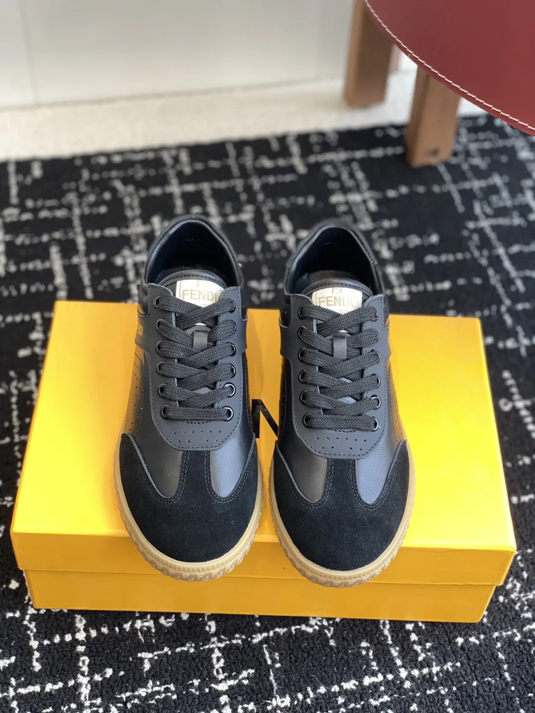 代购级💰250 Fendi芬迪 25ss 春夏新款 德训鞋 原版购入开发 做货 设计师Kim Jones打造的首款运动鞋fendi match 和LV驴牌的Trainer篮球运动鞋 鞋型差不多 添加了FF复古的设计 鞋面采用麂皮和皮革拼接组合 侧面凸起的双F logo内里采用毛巾绒里 上脚超级柔软 轻便 舒适搭配卫衣 少年感满满 鞋面:原版定制进口牛皮/牛仔布内里垫脚:进口定制羊皮 鞋底:橡胶大底 Size:#35-41(40 定做不退换)