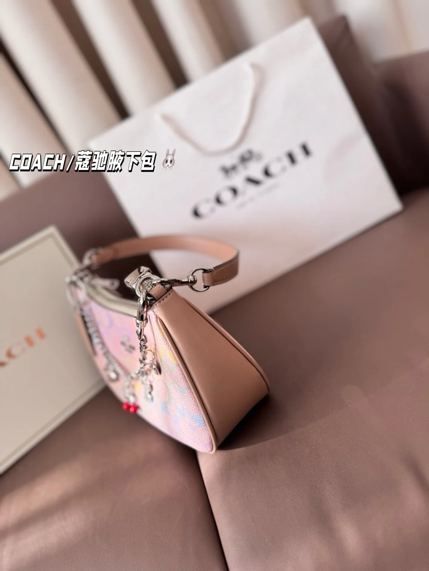 P155 配礼盒 COACH/蔻驰腋下包 单肩包斜挎包手提包购物袋 容量非常可,很实用的一款尺寸25*13