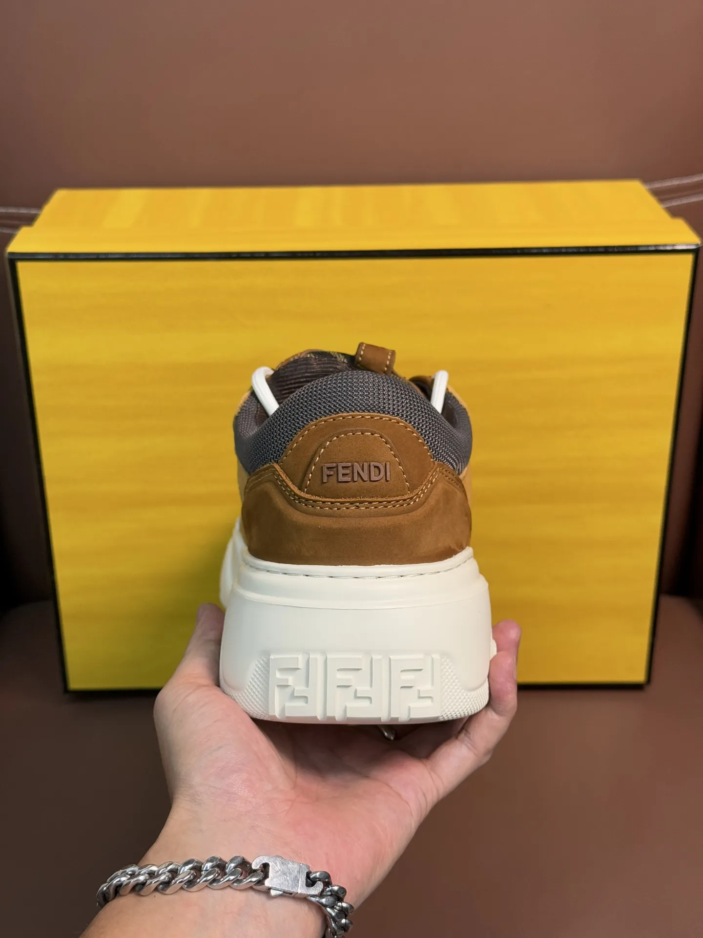 💰400【FENDI】芬迪 -高端品质 原单QQQ休闲运动鞋 -鞋面: 細纳帕小牛皮、荔纹小牛皮、鞋舌 后跟;注塑品牌logo塑胶模 -内里:品牌帆布 -大底:超轻TPR发泡•橡胶;成型大底 -超高品控•做工精细:凸显(高端•贵气•档次) -Size:39-44(38,45,可订做)
