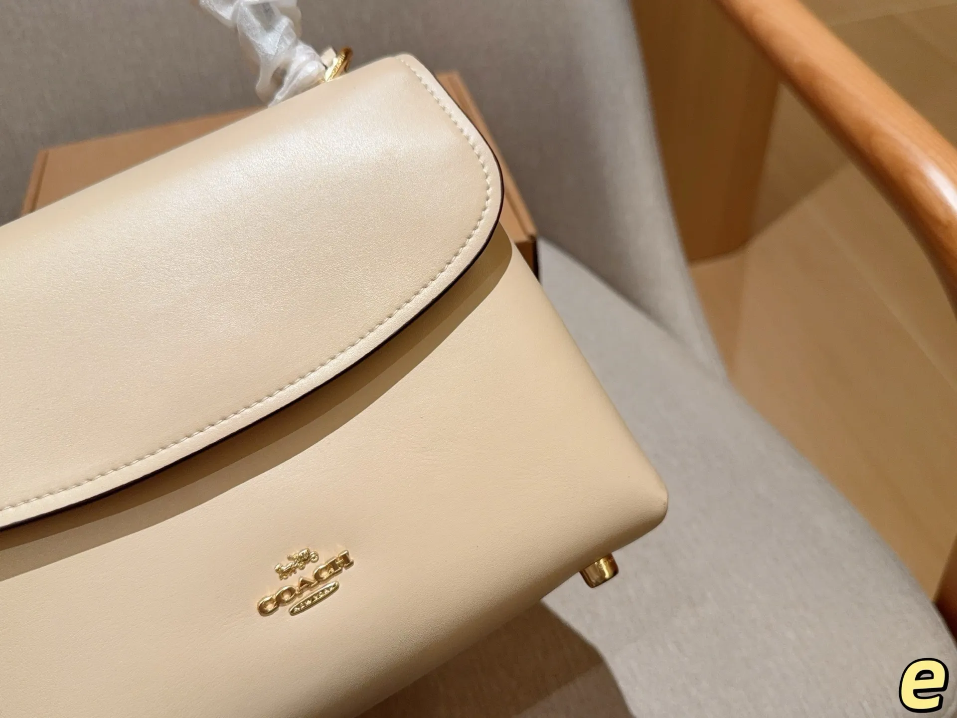 💰170 coach蔻驰 新款Emory手提包！翻盖暗锁设计配有长肩带，可手拎单肩斜挎！ 尺寸23&times;18&times;9 礼盒包装🎁