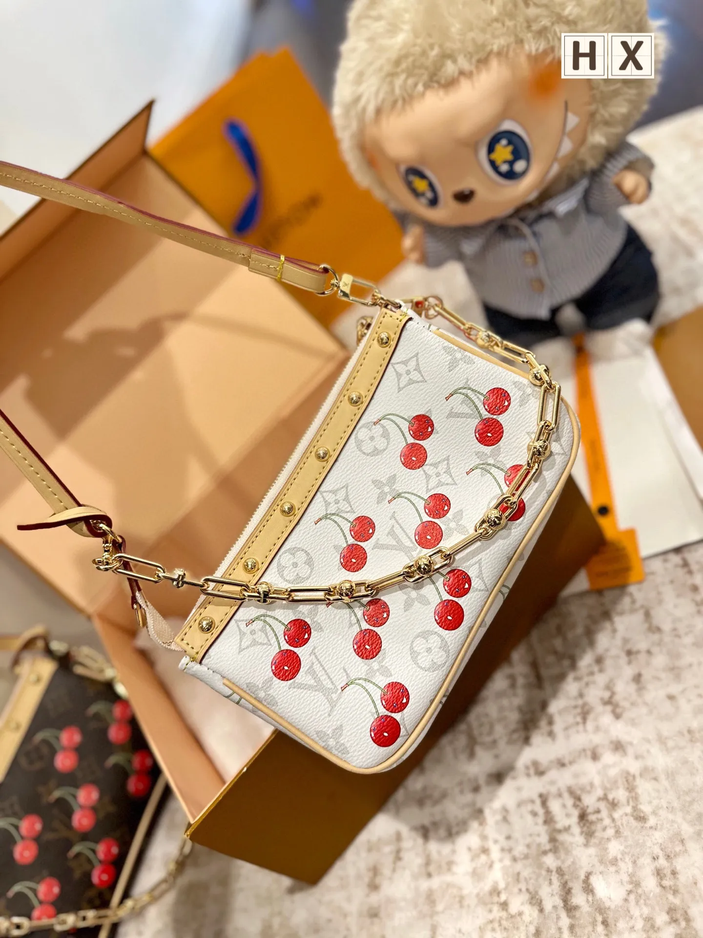 P160 官网双盒包装 LV x 村上隆|Pochette 麻将🍒 Pochette Accessoires 手袋加入路易威登×村上隆复刻系列。 Monogram 丹宁布烘托樱桃图案刺绣的明丽气息,诠释该日本艺术家的玩趣美学理念。 皮革饰边的饰钉元素和莹泽金属件丰富细节 size:21.5x4.5x13cm