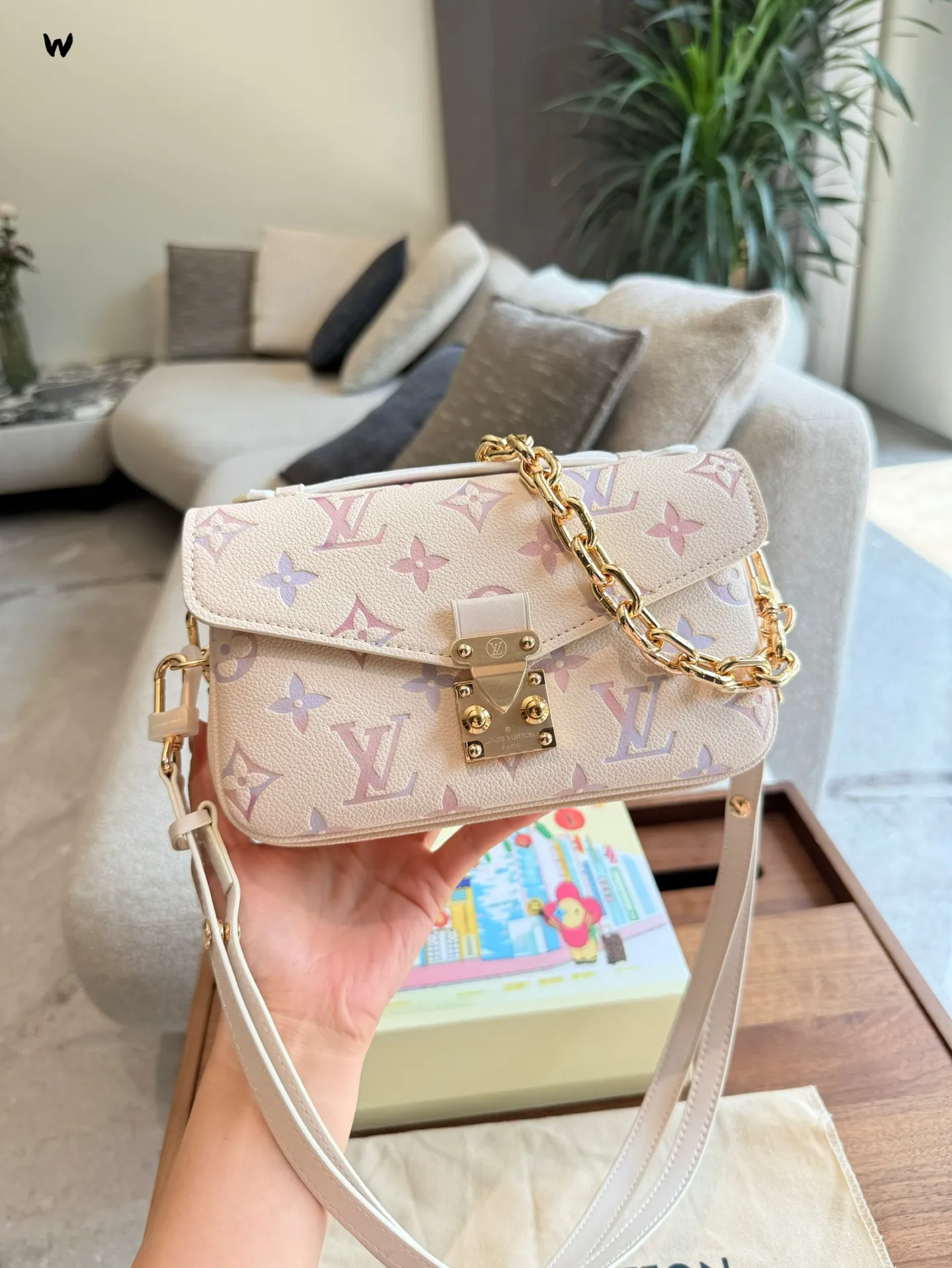 彩虹炫彩系列p200 LV，那可是时尚界响当当的名字，它家的包包就像拥有魔法一样，让人欲罢不能盘。每一款LV包包都凝聚着精湛工艺与独特设计，从经典的Monogram图案，到各种别出心裁的创意款式，简直是时尚宝藏库。 经典的邮差系列，小巧玲珑又实用百搭，无论是日常出街还是短途旅行，往身上一背，瞬间提升气质，走路都带风