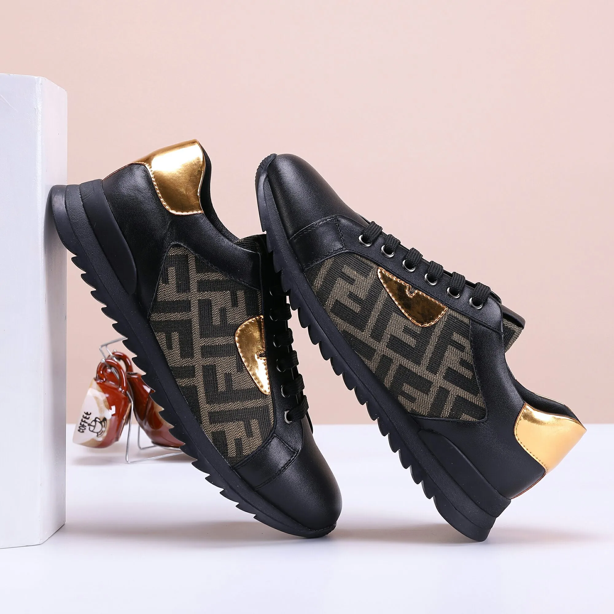 工厂批190💰全高档羊里 请认准高质量👍最新款FENDI芬迪👍 官网全球首发🔥 💋👟品牌芬迪 玫瑰](高端货) 💋👟级别：原版，[强] 💋👟材质：意大利原版头层色彩小牛皮配欧洲顶级羊皮内里👍 💋👟码数：38-45[胜利] 💋👟工艺：原版工艺[拳头] 💋👟颜色：二色 ，[爱心] 💋👟款式：最新款 🎉 💋👟供应：长期供货,永不继货[嘴唇]