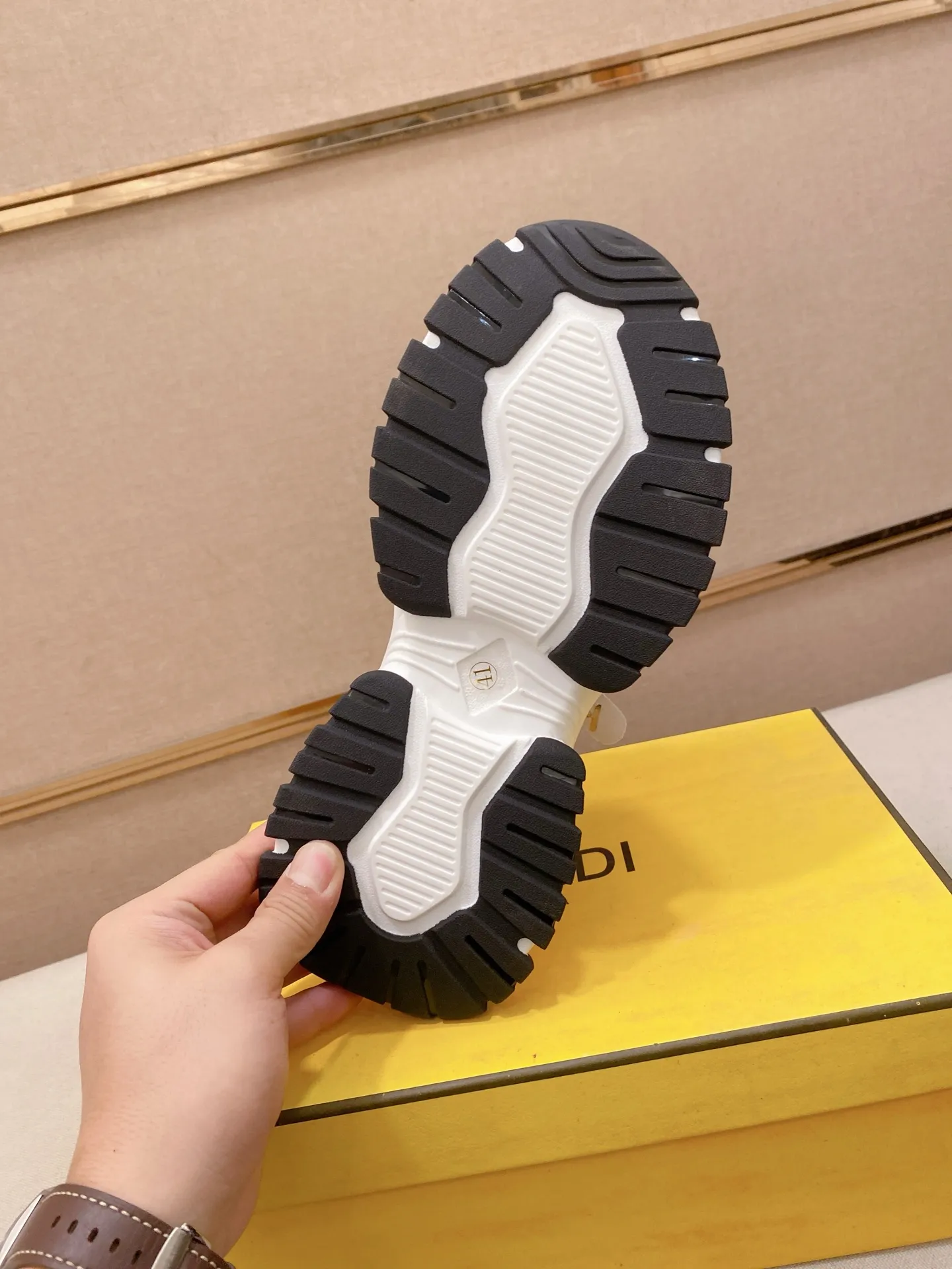 工厂价 231💰(fendi芬迪) 新款高帮👊🏻鞋面🇮🇹进口牛皮面料 🇩🇪内里进口透气网布内里 。原版大底开模,每一位男士的身份衬托,上脚大气稳重🚶🏻🚶🏻高端定制专柜原版复刻📯不管风吹雨打鞋楦不变,经得起时间的验证🔍️,🔵 码数:38-44