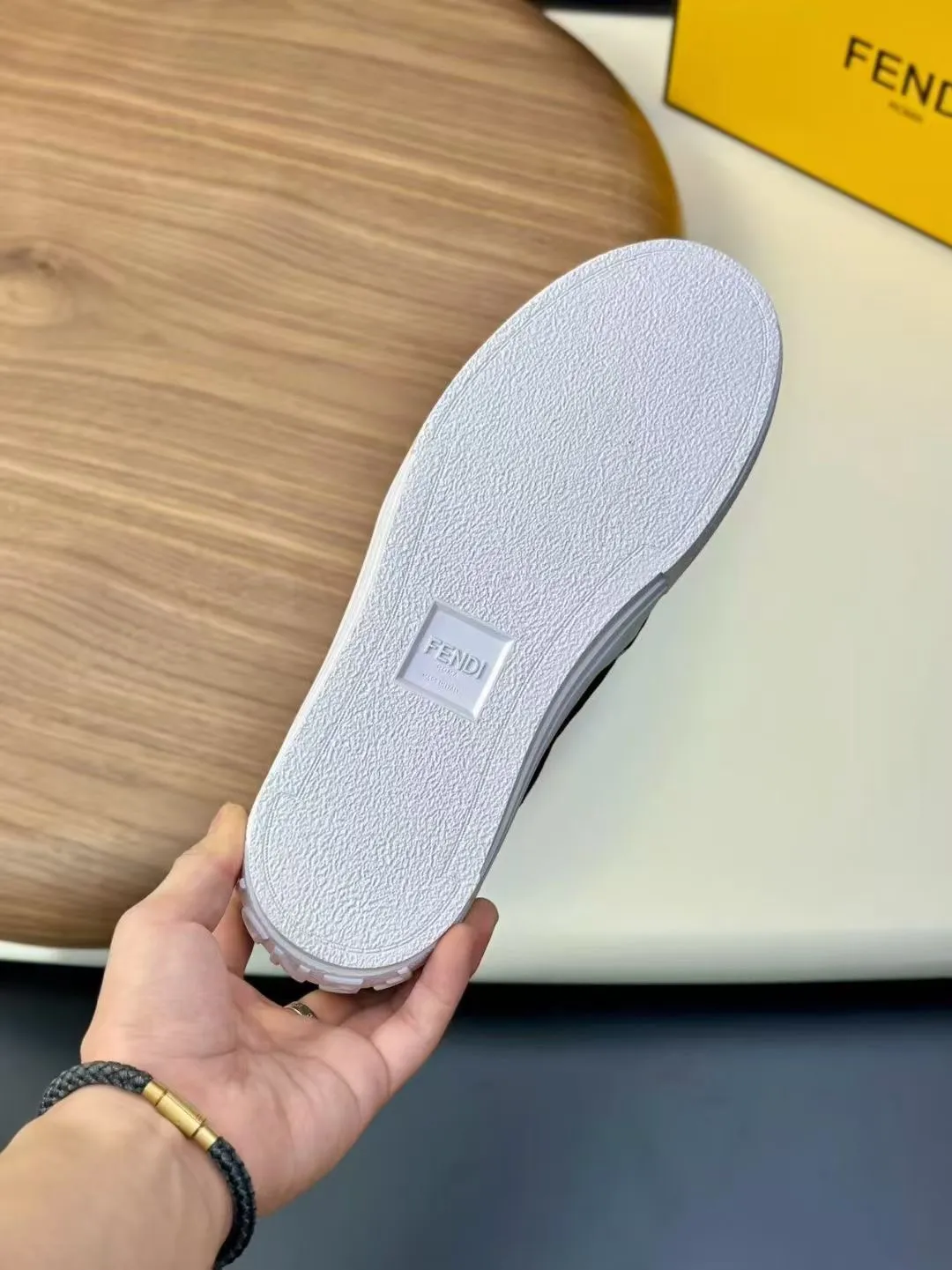 160💰 小怪兽 Fendi/芬迪25ss新款情侣款板鞋休闲运动鞋 FD match 原版购入 一比一复刻 设计师Kim Jones打造的首款运动鞋fendi match 和驴牌的Trainer篮球运动鞋 鞋面采用麂皮和皮革拼接组合 侧面凸起的双F 上脚超级柔软 轻便 舒适搭配卫衣 码数：男款38-45