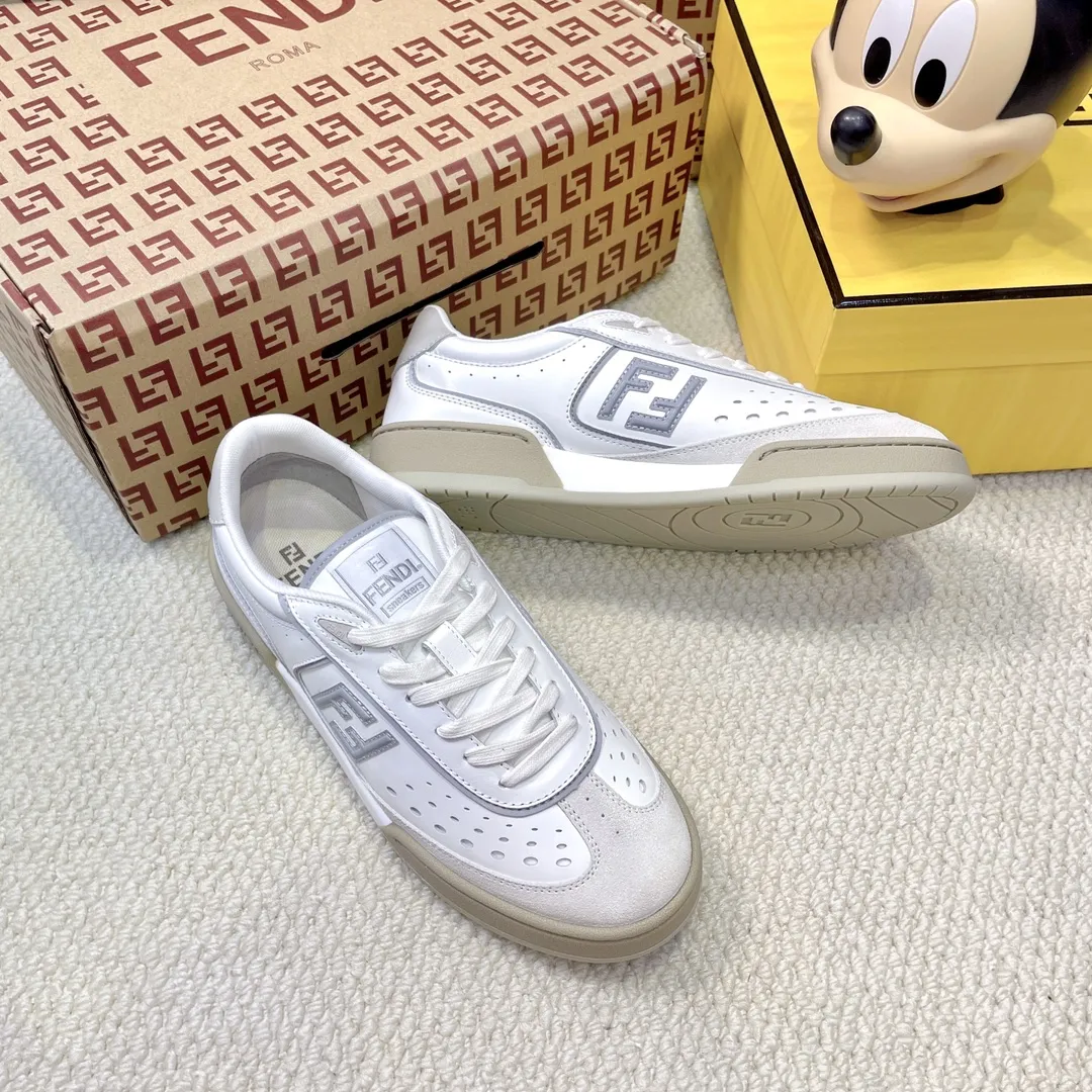 最新色系!💰320 最新版面 情侣款 Fendi芬迪2025新色系列板鞋休闲鞋 FD match 系带运动鞋 升级新款 拼接鞋面 新鲜血液注入加FF复古的设计 超好看百搭 鞋面牛皮面拼接组合 饰有小穿孔 侧面凸起的双F logo内里采用透气布里 轻便 舒适百搭 原版TPu大底 码数,女款35-40 / 男款39-44