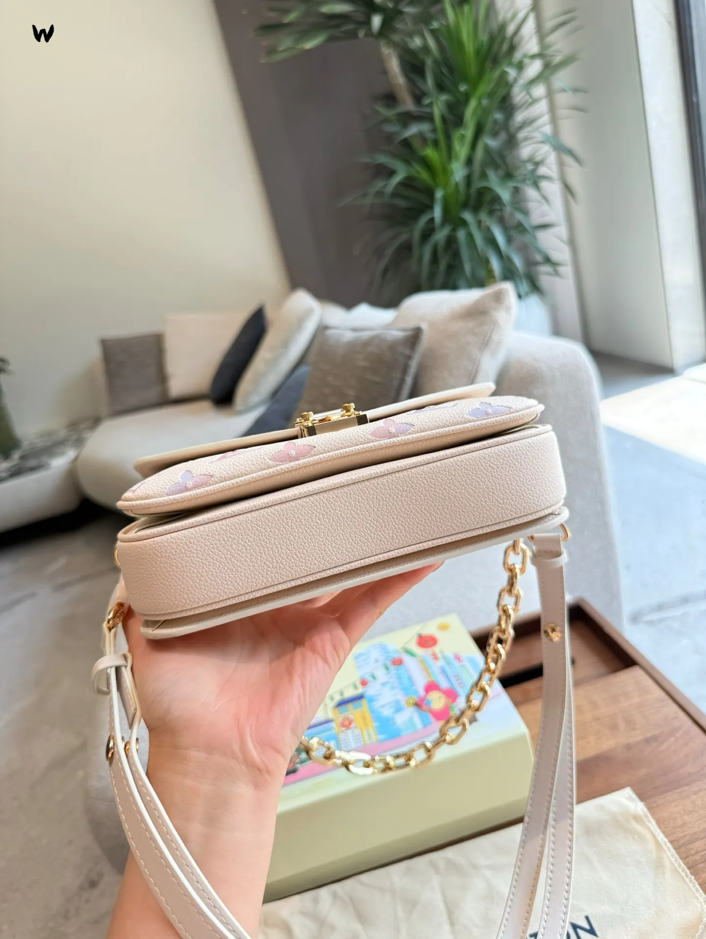 彩虹炫彩系列p200 LV，那可是时尚界响当当的名字，它家的包包就像拥有魔法一样，让人欲罢不能盘。每一款LV包包都凝聚着精湛工艺与独特设计，从经典的Monogram图案，到各种别出心裁的创意款式，简直是时尚宝藏库。 经典的邮差系列，小巧玲珑又实用百搭，无论是日常出街还是短途旅行，往身上一背，瞬间提升气质，走路都带风