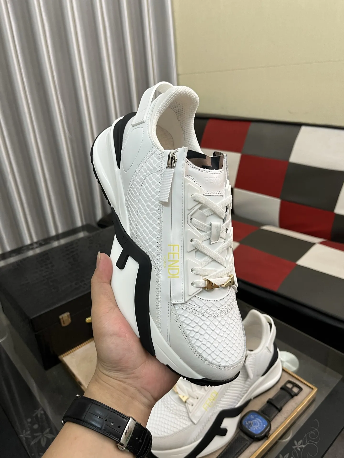 出厂价：290⌚️⌚️【FENDI】芬迪高帮经典舒适男士，这款复杂的运动鞋是由柔软的小牛皮➕真皮内里➕原版超轻橡胶材质粗纹大底 这种独特的轻薄风格适合这个季节的随意而精致的感性，上脚舒适自然 秋冬休闲出行日常款！38&minus;444️⃣色可选