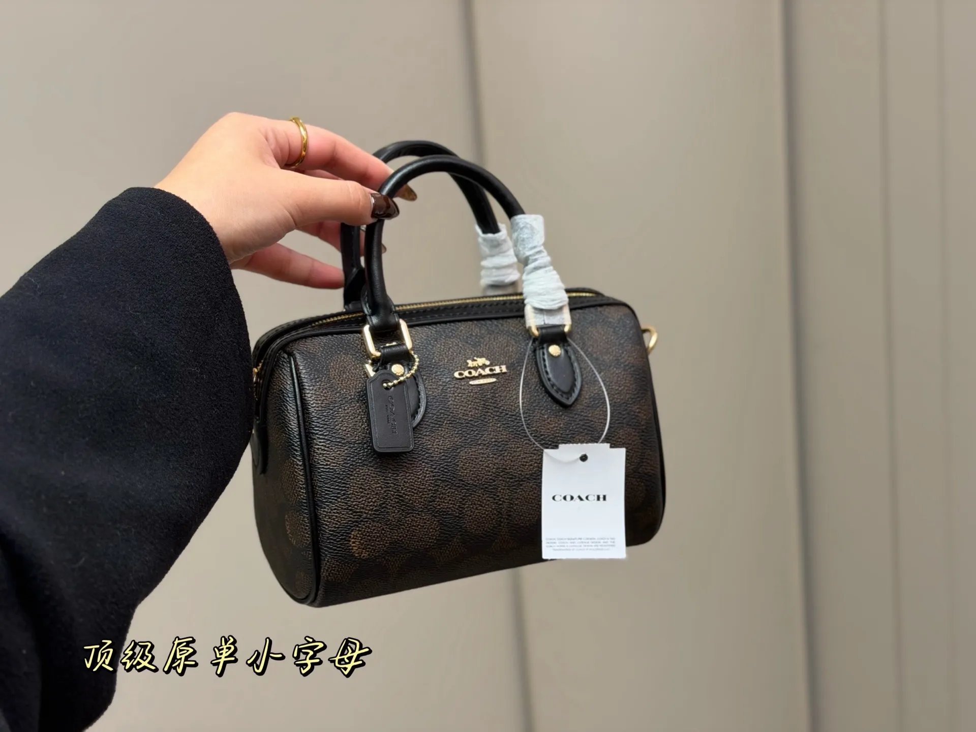 ¥175 (全套包装) size:18*12cm 蔻驰 迷你枕头包/新品 超级可爱的迷你波士顿 经典的小号的 Size 小小的身体,大大的容量! 渠道货很难得哦! 搜索🔍coach 枕头包