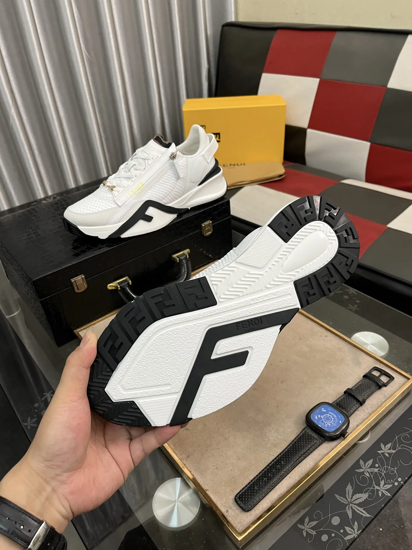 出厂价：290⌚️⌚️【FENDI】芬迪高帮经典舒适男士，这款复杂的运动鞋是由柔软的小牛皮➕真皮内里➕原版超轻橡胶材质粗纹大底 这种独特的轻薄风格适合这个季节的随意而精致的感性，上脚舒适自然 秋冬休闲出行日常款！38&minus;444️⃣色可选