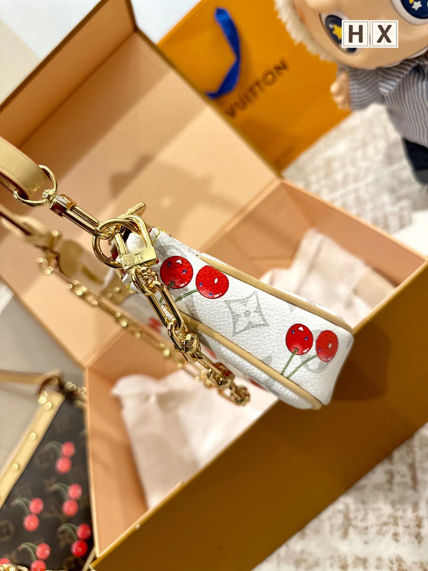 ￼P160 官网双盒包装 LV x 村上隆｜Pochette 麻将🍒 Pochette Accessoires 手袋加入路易威登&times;村上隆复刻系列。 Monogram 丹宁布烘托樱桃图案刺绣的明丽气息，诠释该日本艺术家的玩趣美学理念。 皮革饰边的饰钉元素和莹泽金属件丰富细节 size:21.5x4.5x13cm