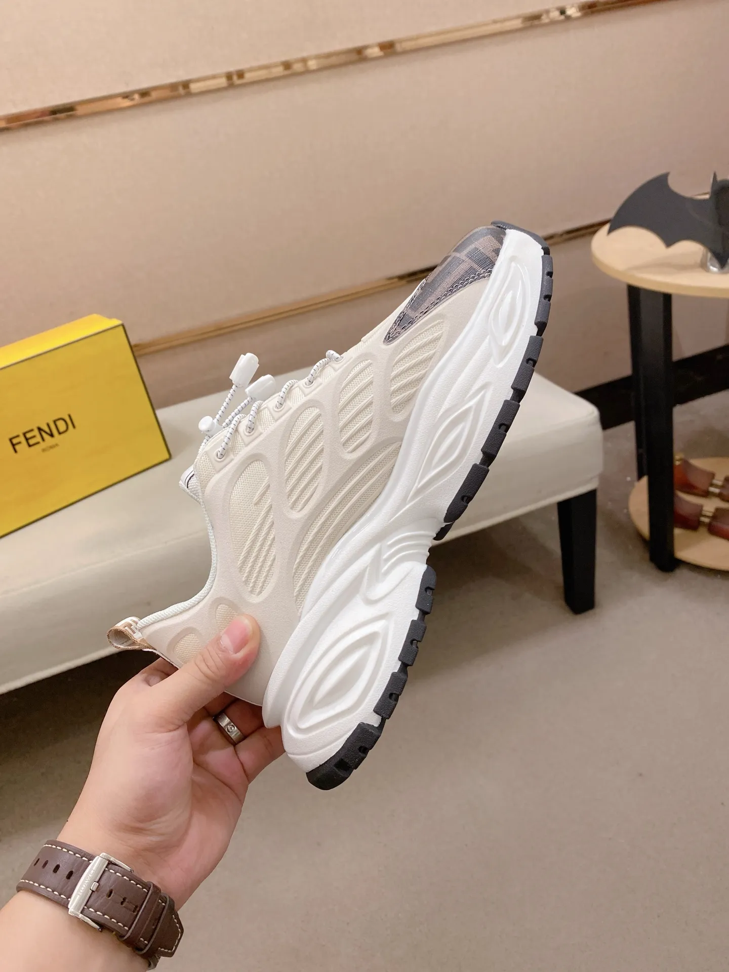 工厂价 231💰（fendi芬迪） 新款高帮👊🏻鞋面🇮🇹进口牛皮面料 🇩🇪内里进口透气网布内里 。原版大底开模，每一位男士的身份衬托，上脚大气稳重🚶🏻🚶🏻高端定制专柜原版复刻📯不管风吹雨打鞋楦不变，经得起时间的验证🔍️，🔵 码数：38-44