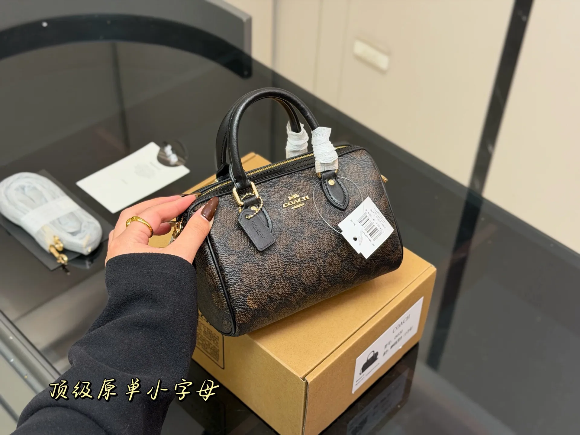 &yen;175 （全套包装） size：18*12cm 蔻驰 迷你枕头包/新品 超级可爱的迷你波士顿 经典的小号的 Size 小小的身体，大大的容量！ 渠道货很难得哦！ 搜索🔍coach 枕头包