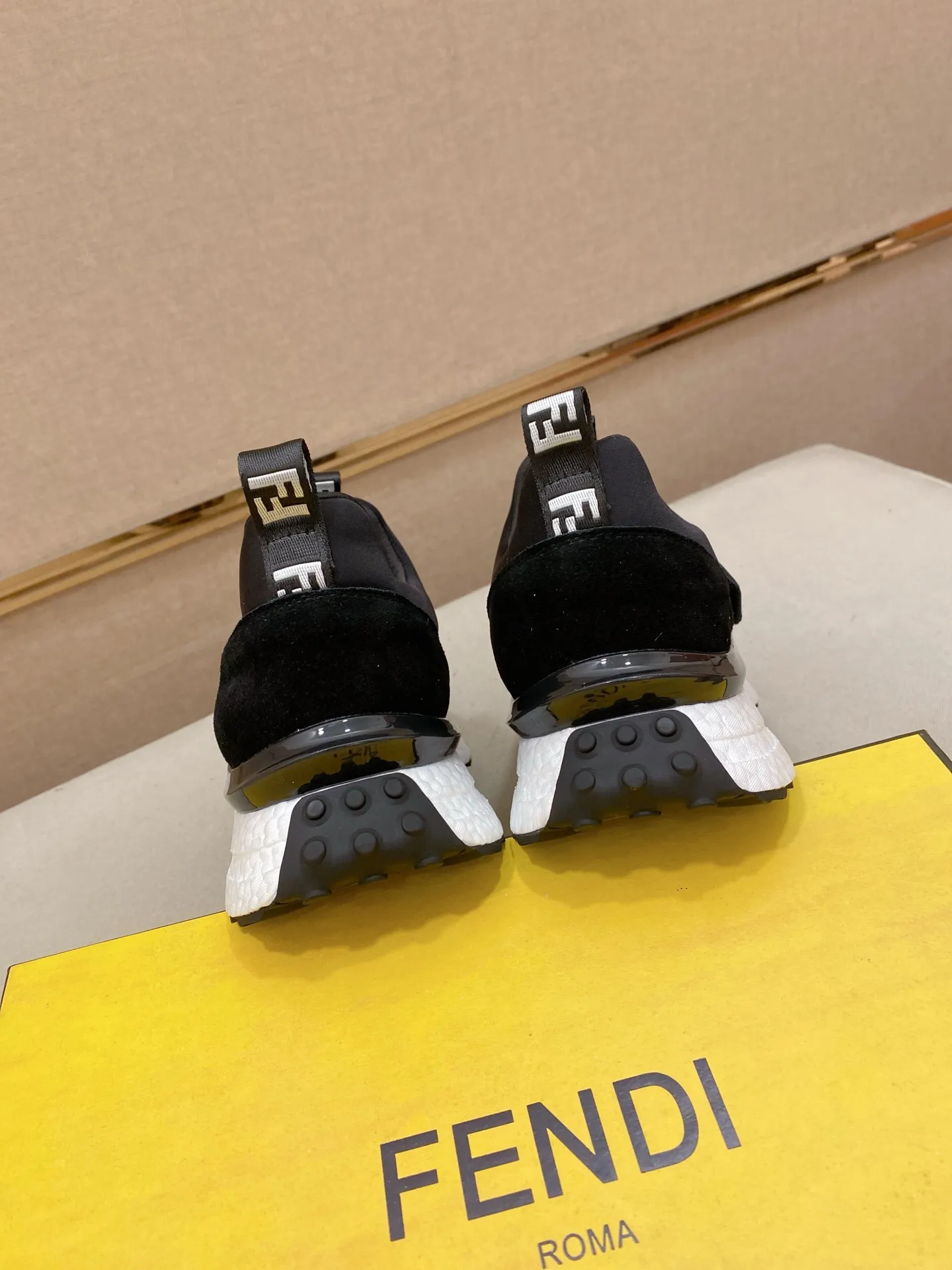 工厂价 231💰（fendi芬迪） 新款高帮👊🏻鞋面🇮🇹进口牛皮面料 🇩🇪内里进口透气网布内里 。原版大底开模，每一位男士的身份衬托，上脚大气稳重🚶🏻🚶🏻高端定制专柜原版复刻📯不管风吹雨打鞋楦不变，经得起时间的验证🔍️，🔵 码数：38-44