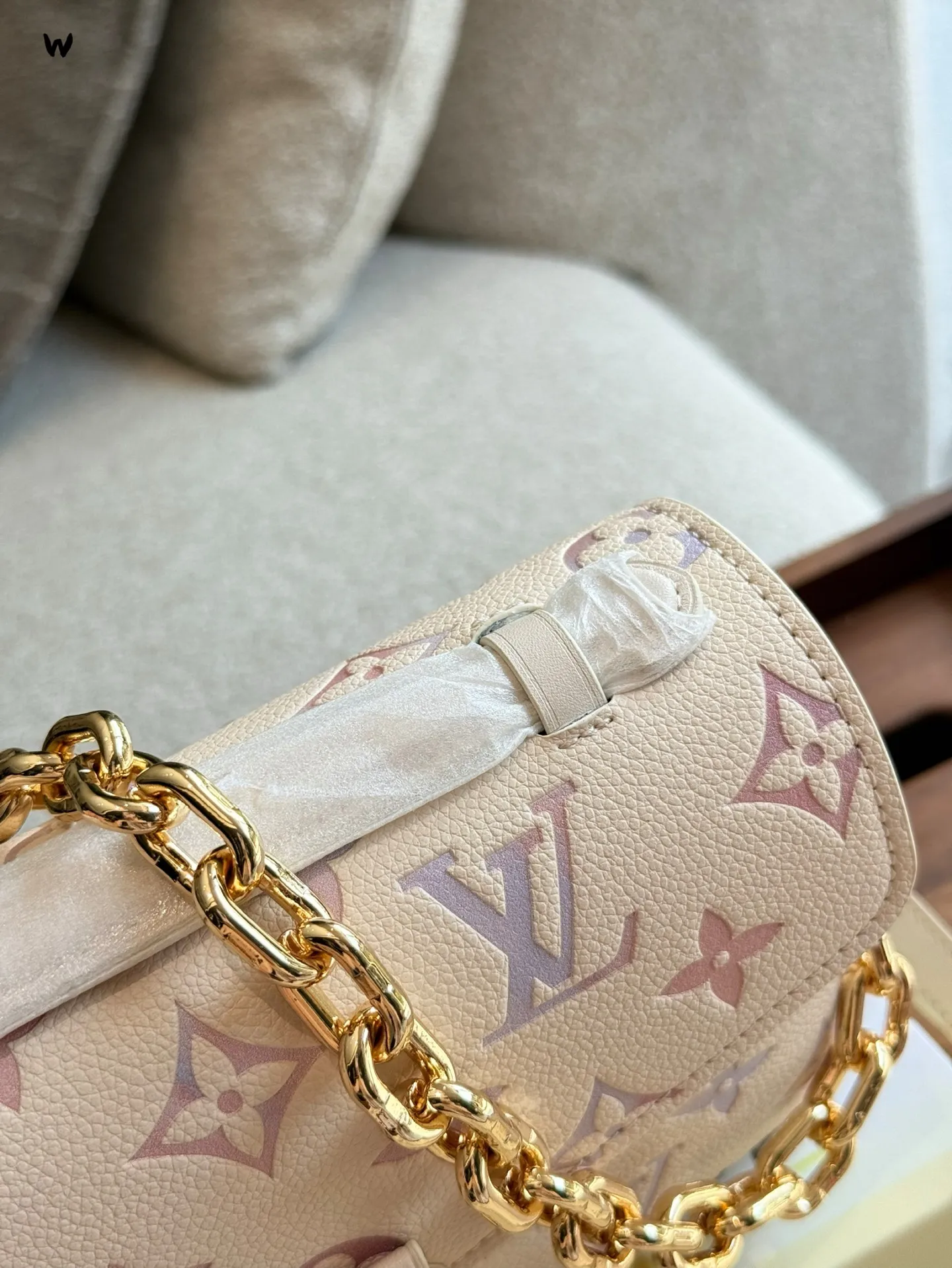 彩虹炫彩系列p200 LV,那可是时尚界响当当的名字,它家的包包就像拥有魔法一样,让人欲罢不能盘。每一款LV包包都凝聚着精湛工艺与独特设计,从经典的Monogram图案,到各种别出心裁的创意款式,简直是时尚宝藏库。 经典的邮差系列,小巧玲珑又实用百搭,无论是日常出街还是短途旅行,往身上一背,瞬间提升气质,走路都带风